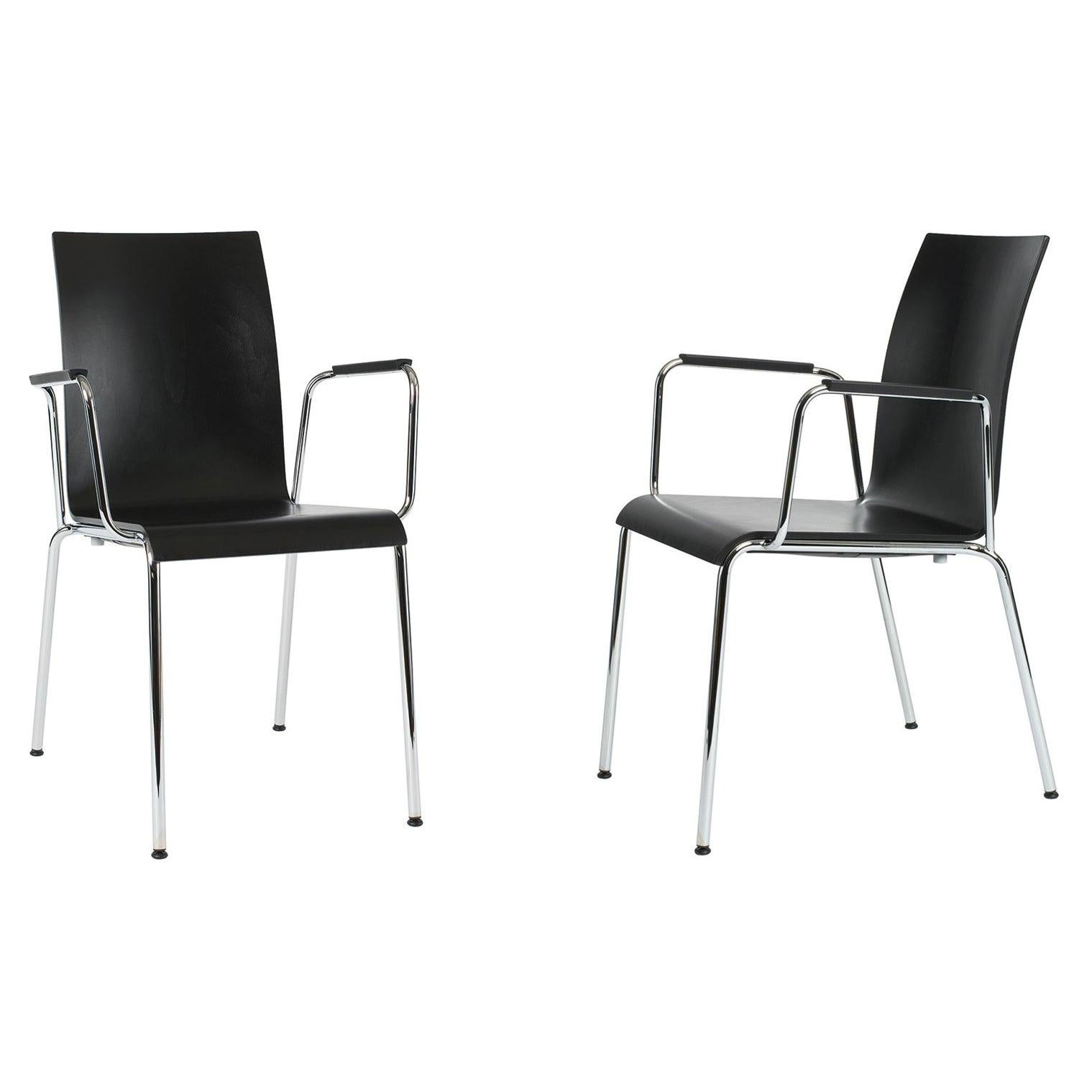 Satz von 2 minimalistischen Dietiker Poro S-Esszimmerstühlen mit Armlehnen, hergestellt in der Schweiz