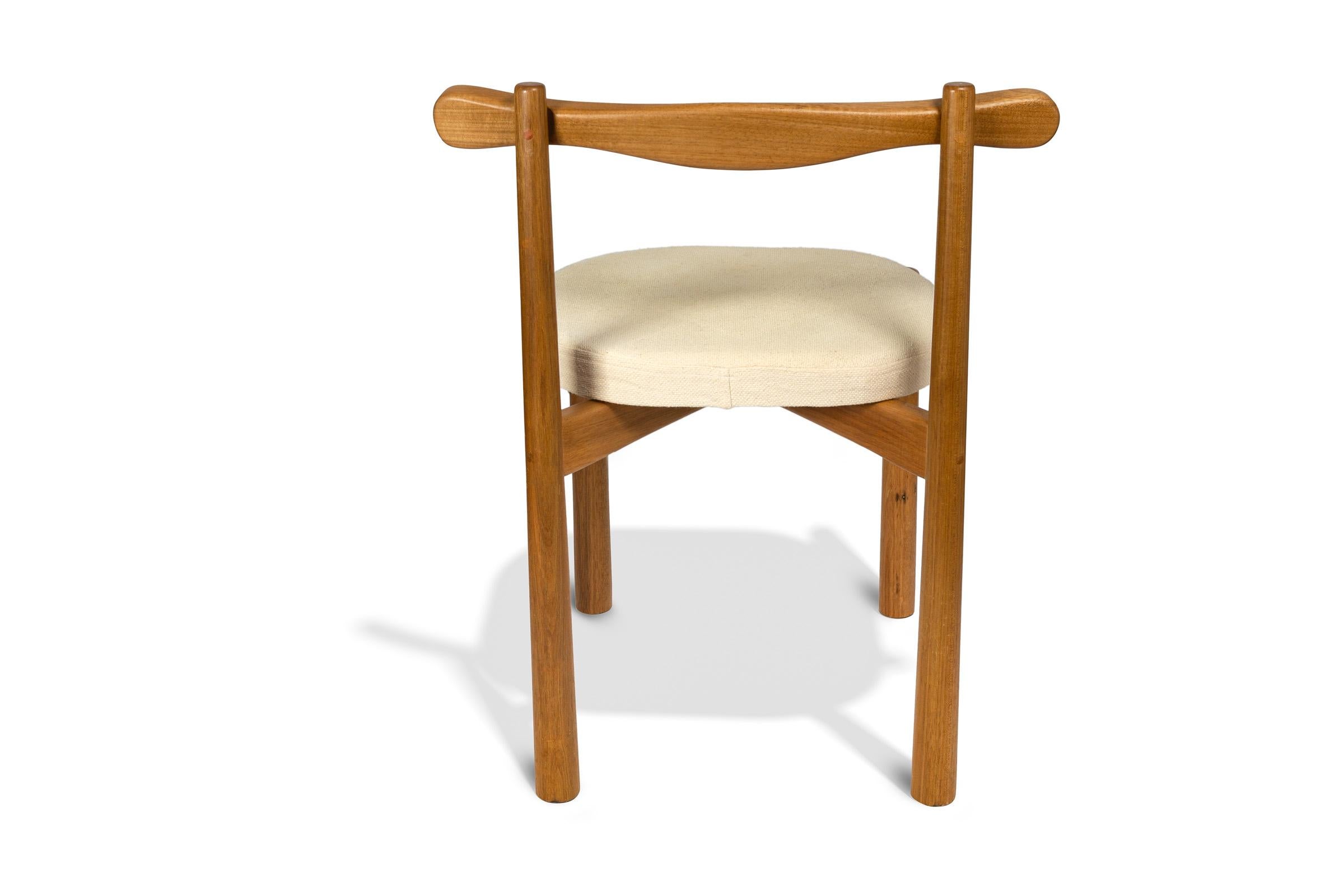 2er Set Esszimmerstühle Uçá Light Brown Wood (Stoff-Nr. : F13) (21. Jahrhundert und zeitgenössisch) im Angebot