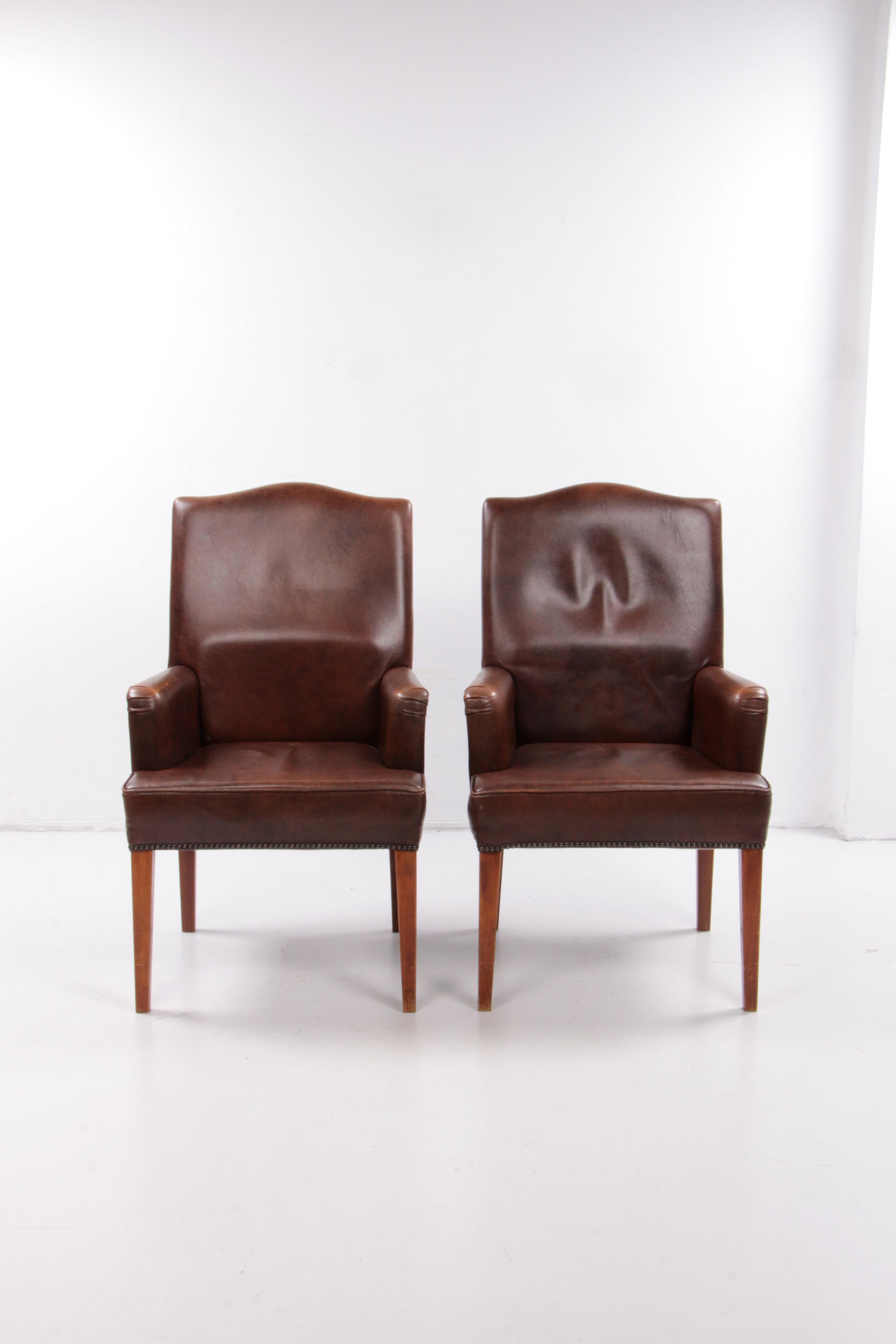 Mid-Century Modern Ensemble de 2 chaises de salle à manger en cuir de mouton, 1970 Pays-Bas. en vente