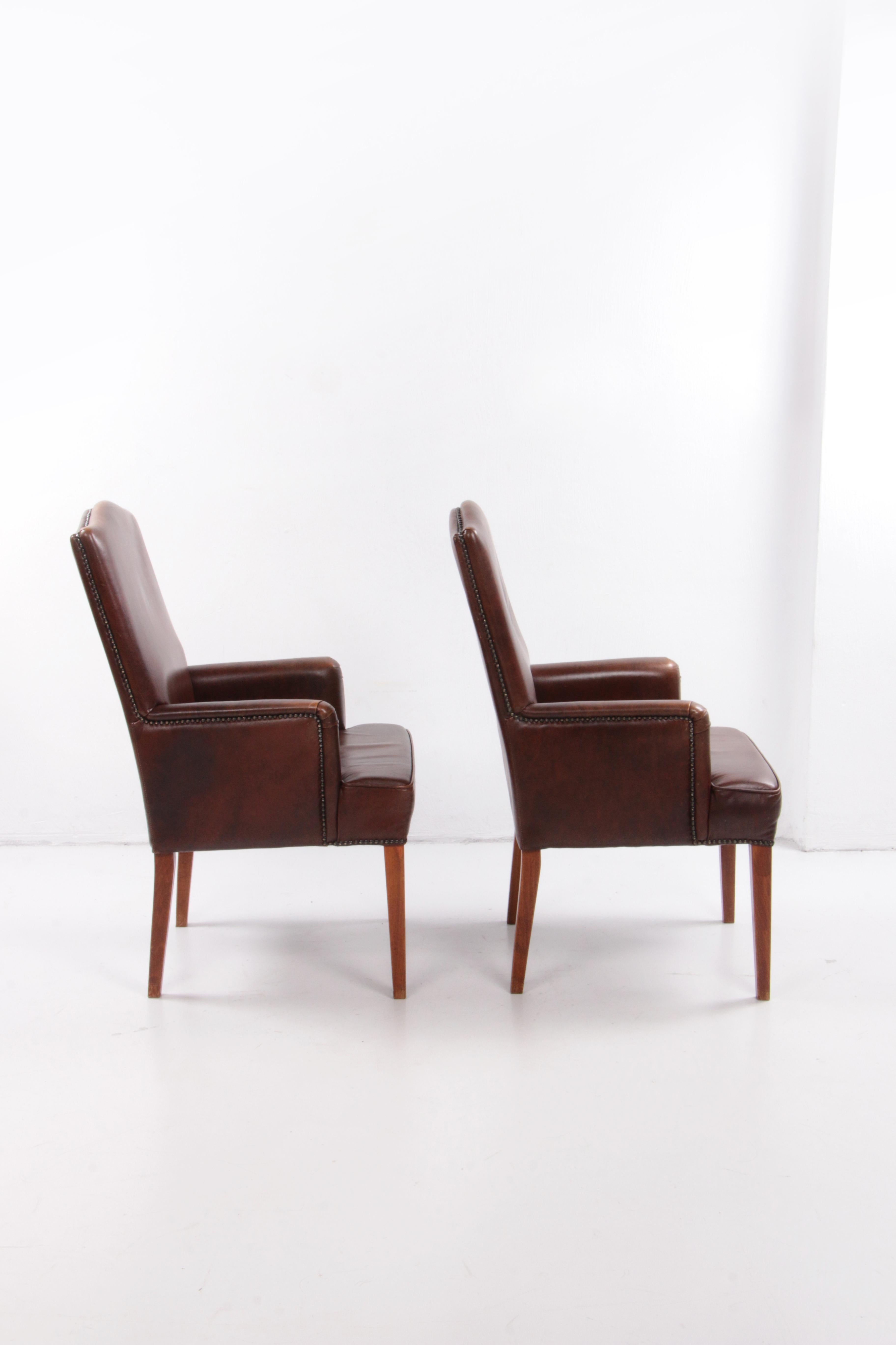Fin du 20e siècle Ensemble de 2 chaises de salle à manger en cuir de mouton, 1970 Pays-Bas. en vente