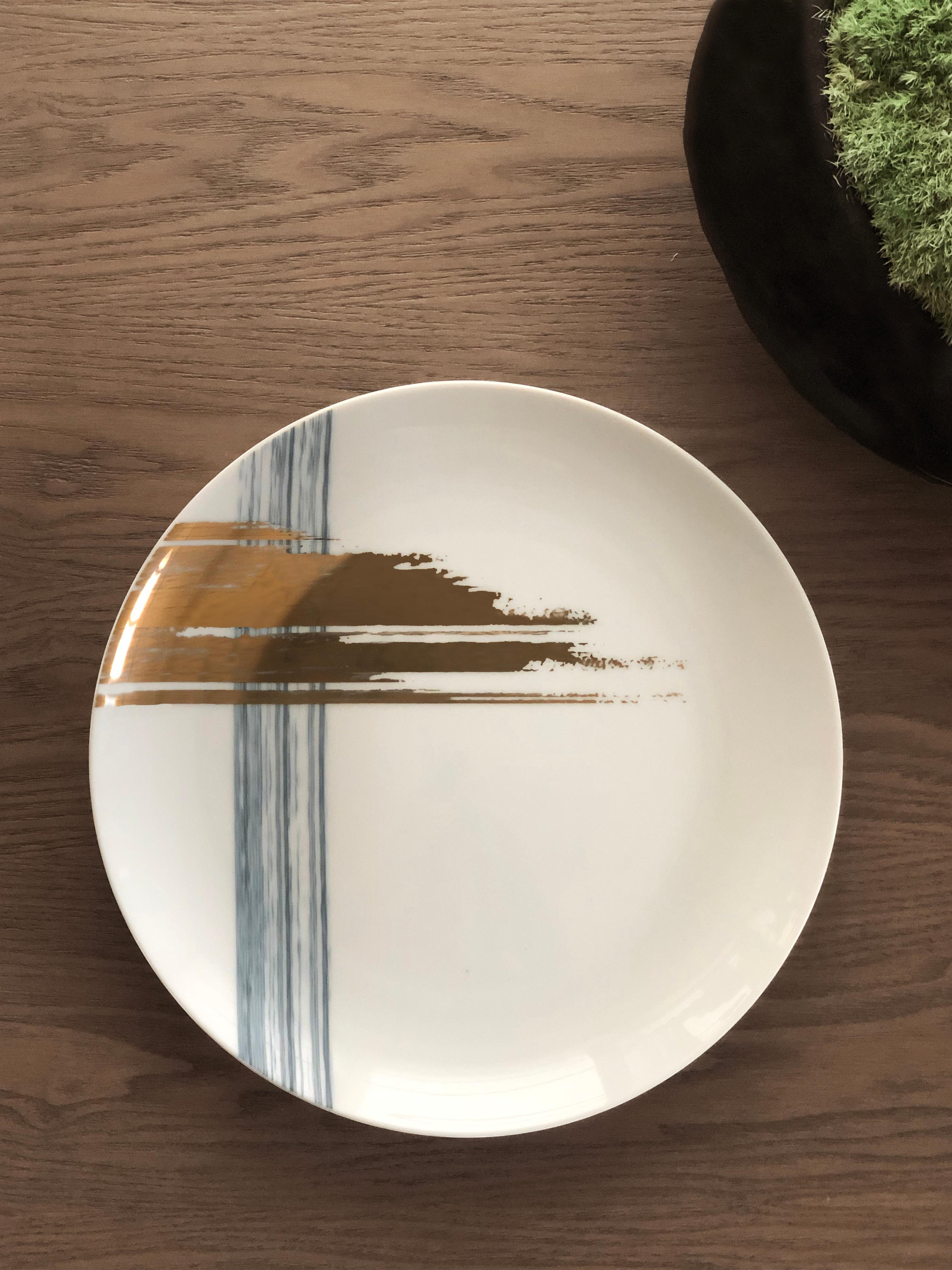Larger quantities available upon request, with 8 weeks production time.

Description: Dinner plate (2 pieces)
Color: Blue and gold
Size: 26.5 Ø x 2.5 H cm
Material: Porcelain and gold
Collection: Artisan Brush.