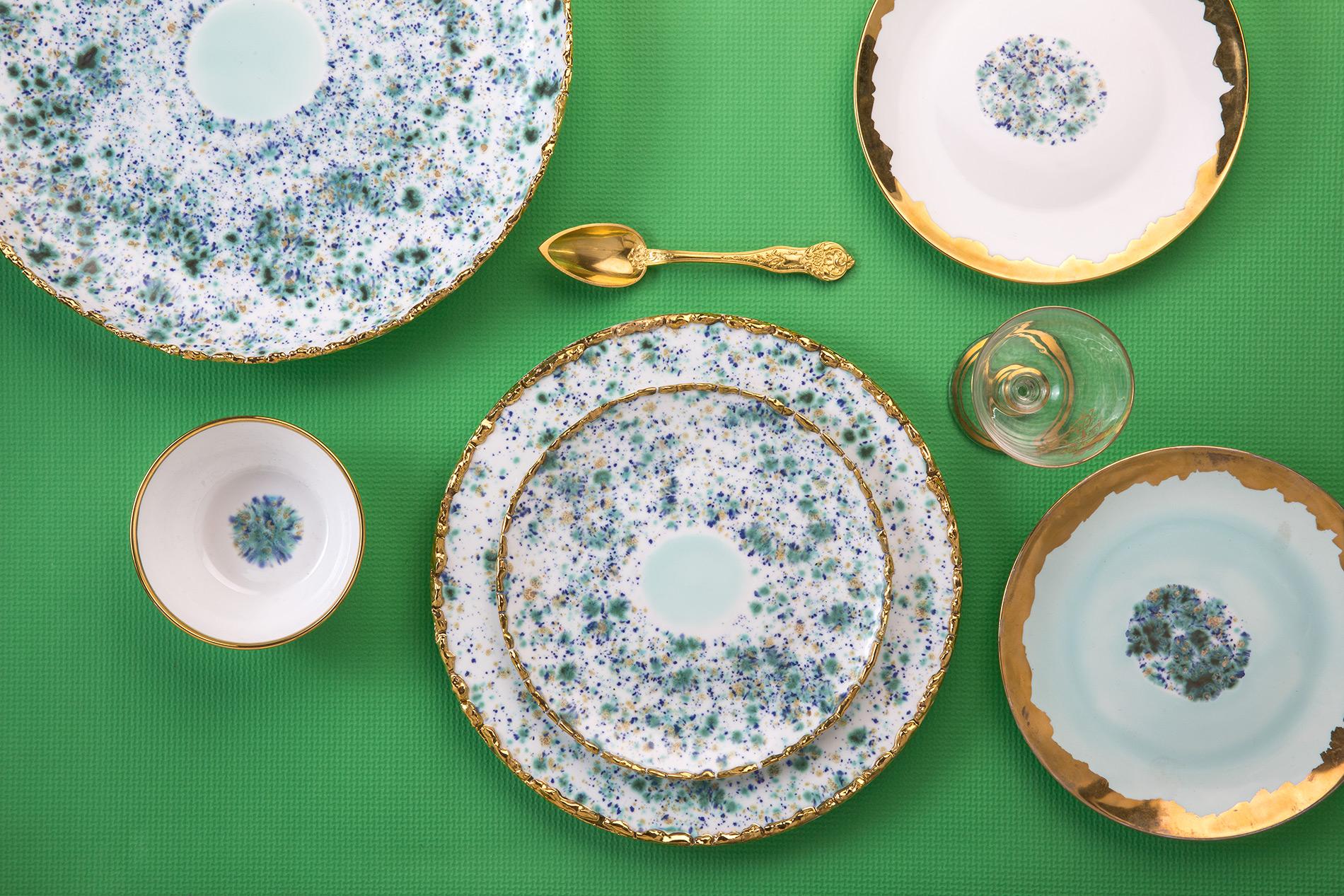 Juego de 2 Platos de Cena Contemporáneos Vajilla de Porcelana Dorada Pintada a Mano Italiano en venta