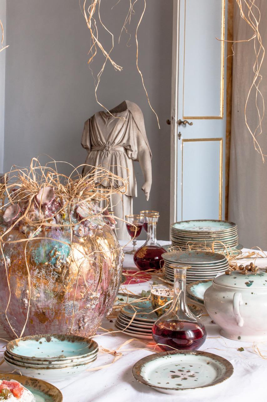 Peint à la main Ensemble contemporain de 2 assiettes à dîner en porcelaine dorée peinte à la main en vente