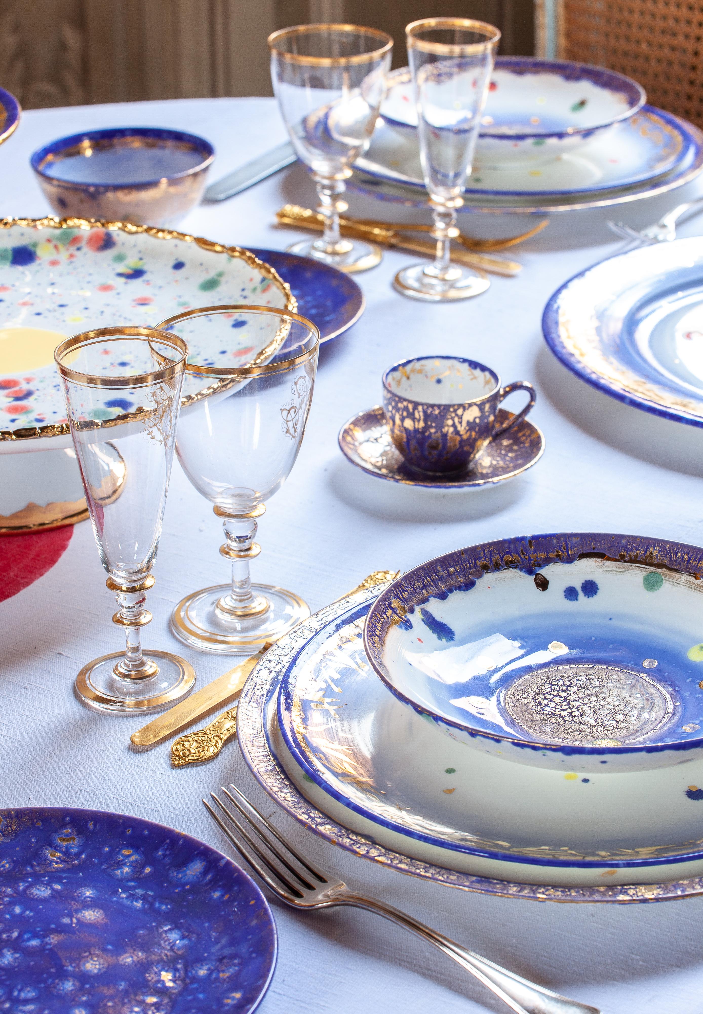 Moderne Ensemble contemporain de 2 assiettes à dîner en porcelaine dorée peinte à la main en vente