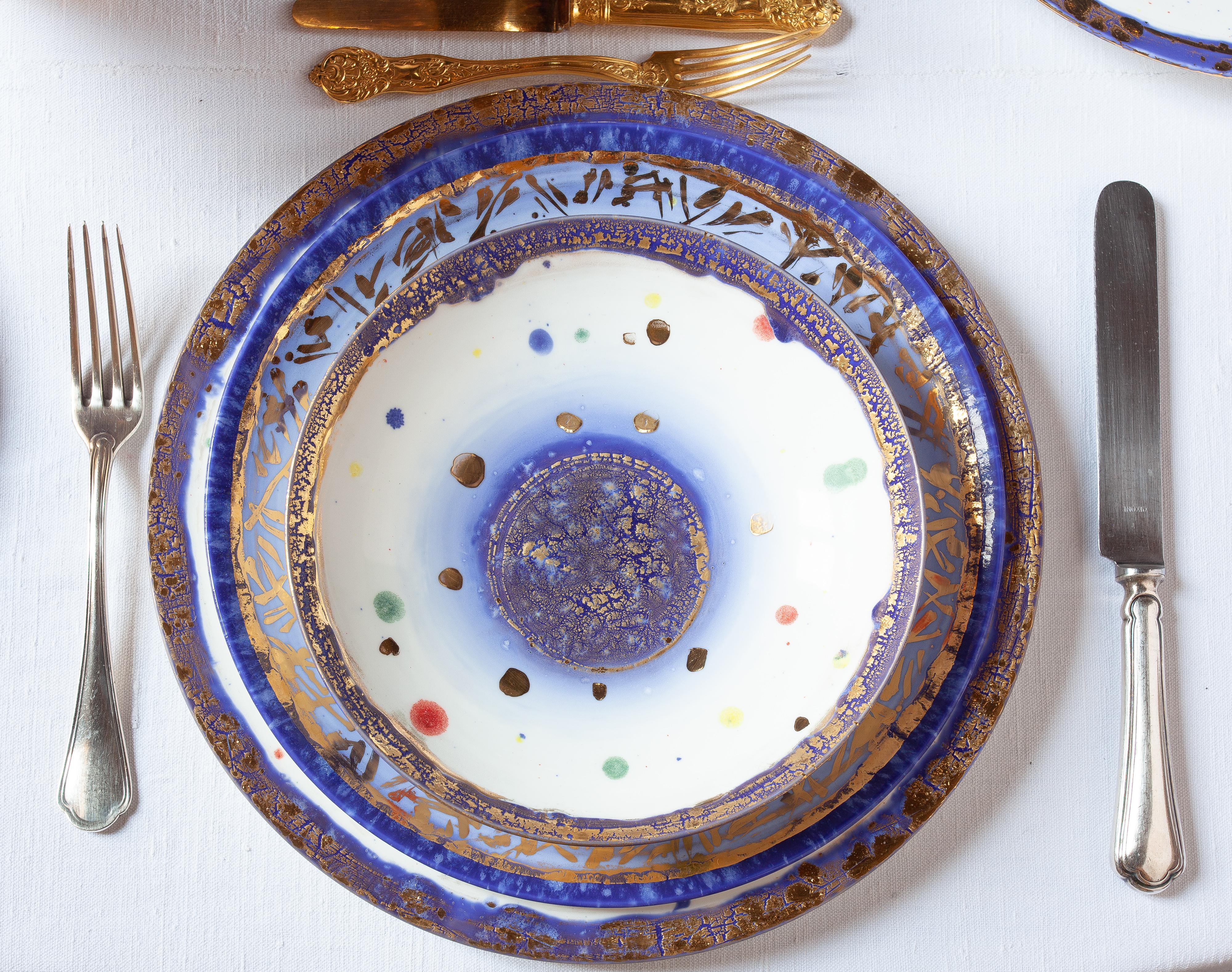 italien Ensemble contemporain de 2 assiettes à dîner en porcelaine dorée peinte à la main en vente