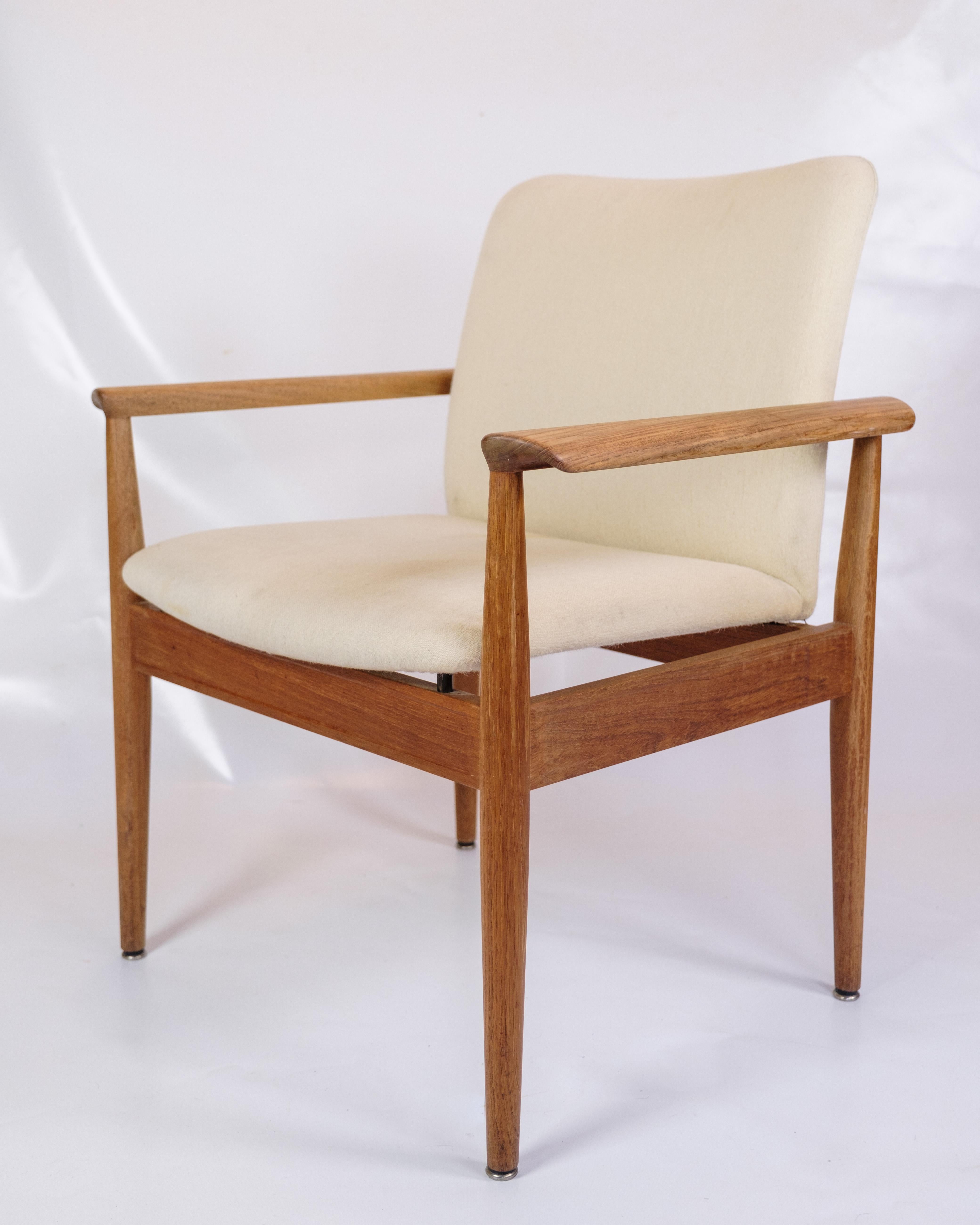 Este conjunto de dos sillones, modelo Diplomat, diseñado por Finn Juhl y fabricado por France & Søn en la década de 1960, es un excelente ejemplo del diseño moderno danés de mediados de siglo. Las sillas combinan la belleza natural de la madera de