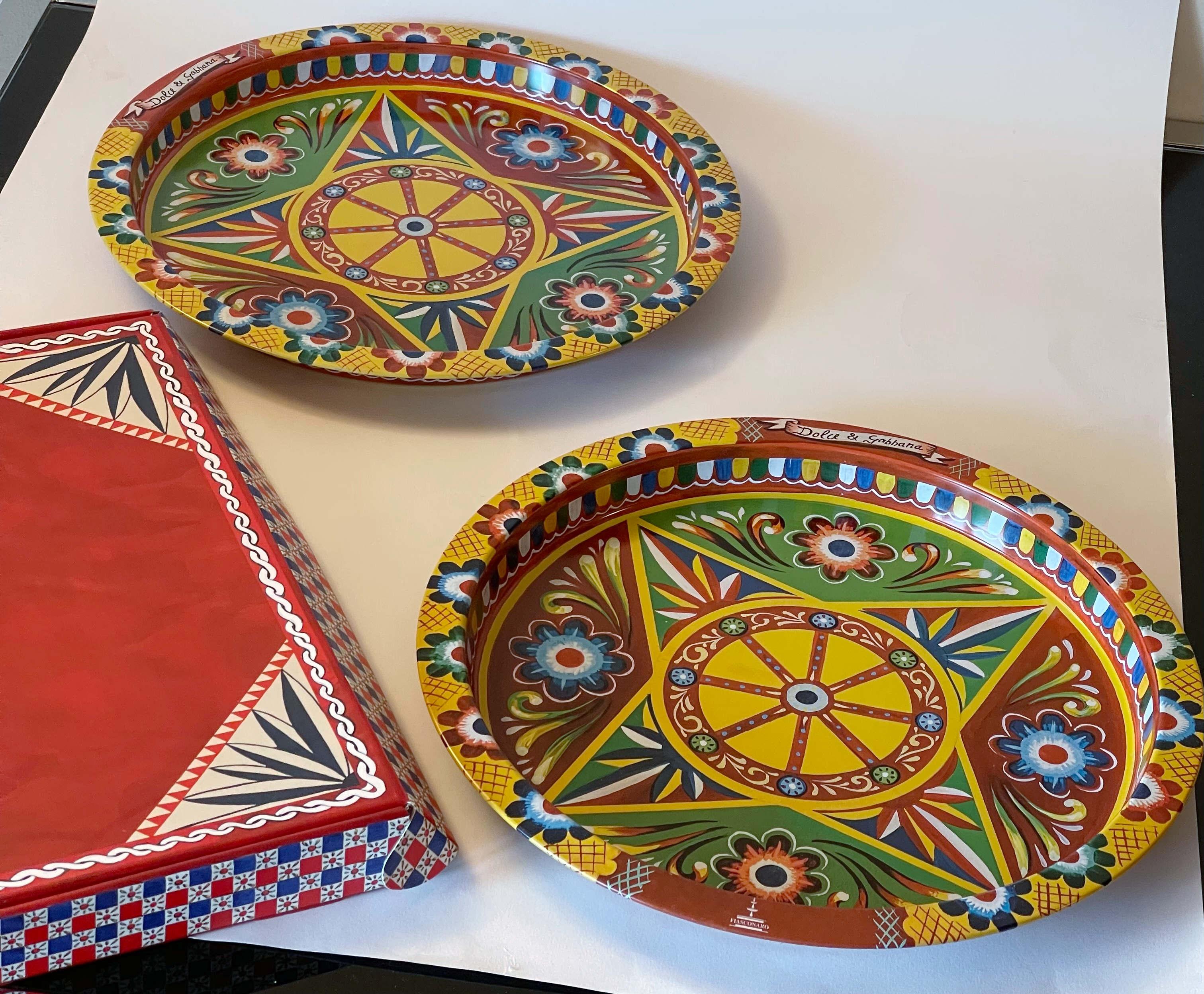 Bandejas o platos redondos de metal Dolce & Gabbana, pintados a mano con motivos gráficos multicolores / made in Italy by Fiasconaro
Marca original en la parte delantera / viene en la caja original
Diámetro 15,5 pulgadas, altura 1,5 pulgadas
Juego