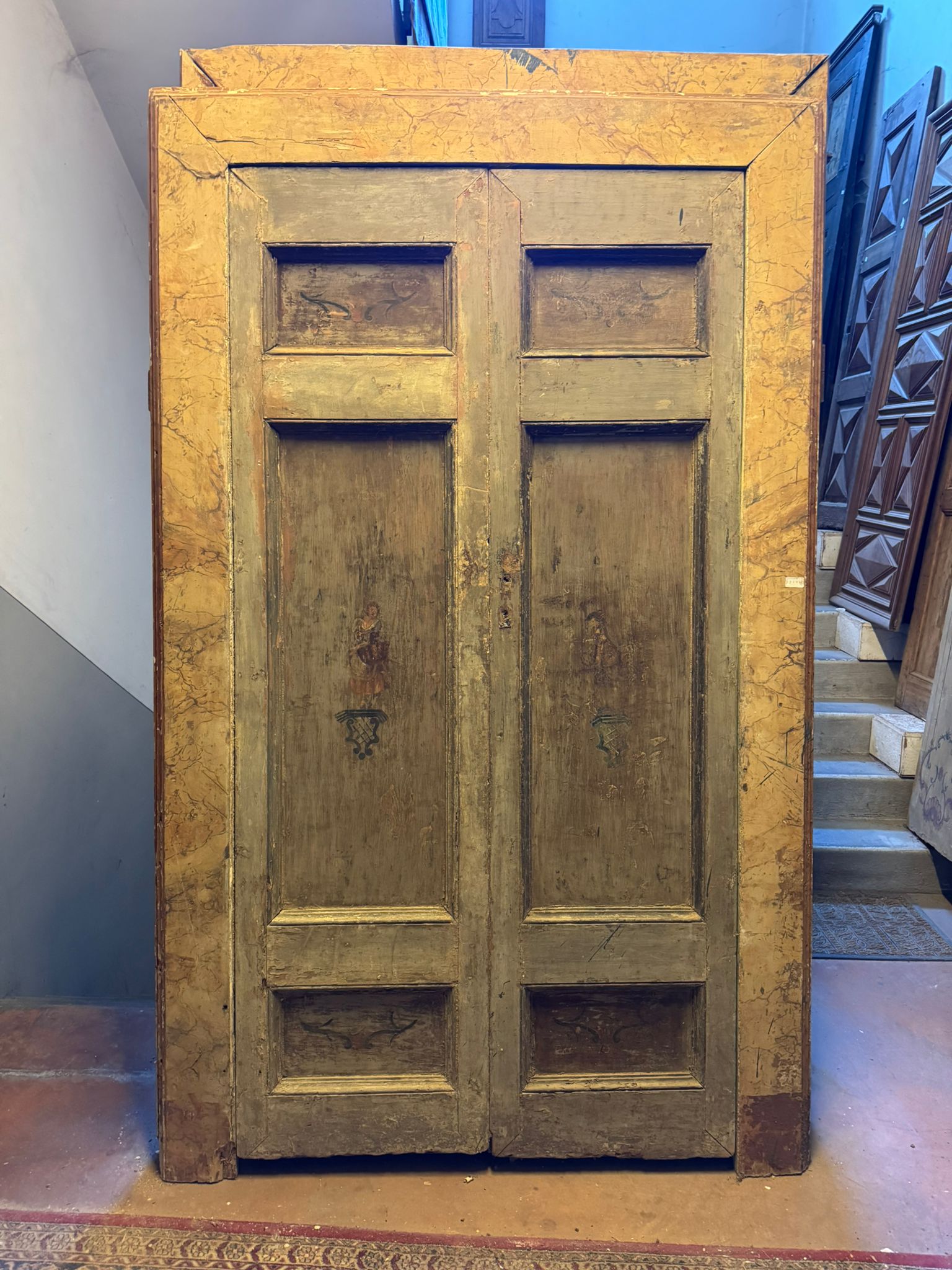 Antiguo juego de 2 puertas similares en tamaño pero no iguales, mismo estilo y lacado y procedentes de la misma casa, figuritas pintadas completas con marco lacado en falso mármol, procedentes de una casa histórica en Italia, originales del siglo