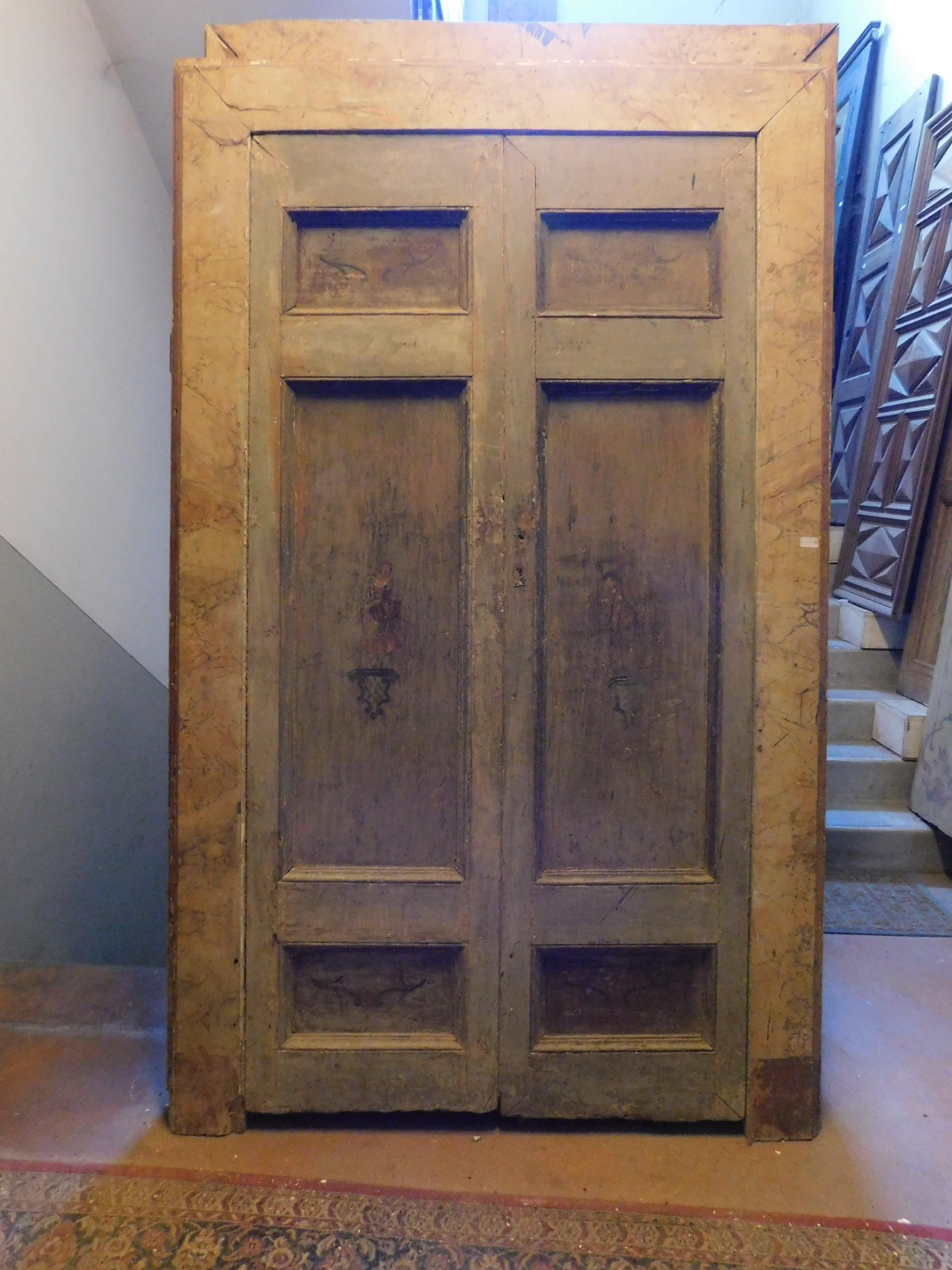 juego de 2 puertas de tamaño similar, figuras pintadas y marco lacado, Italia siglo XIX en venta