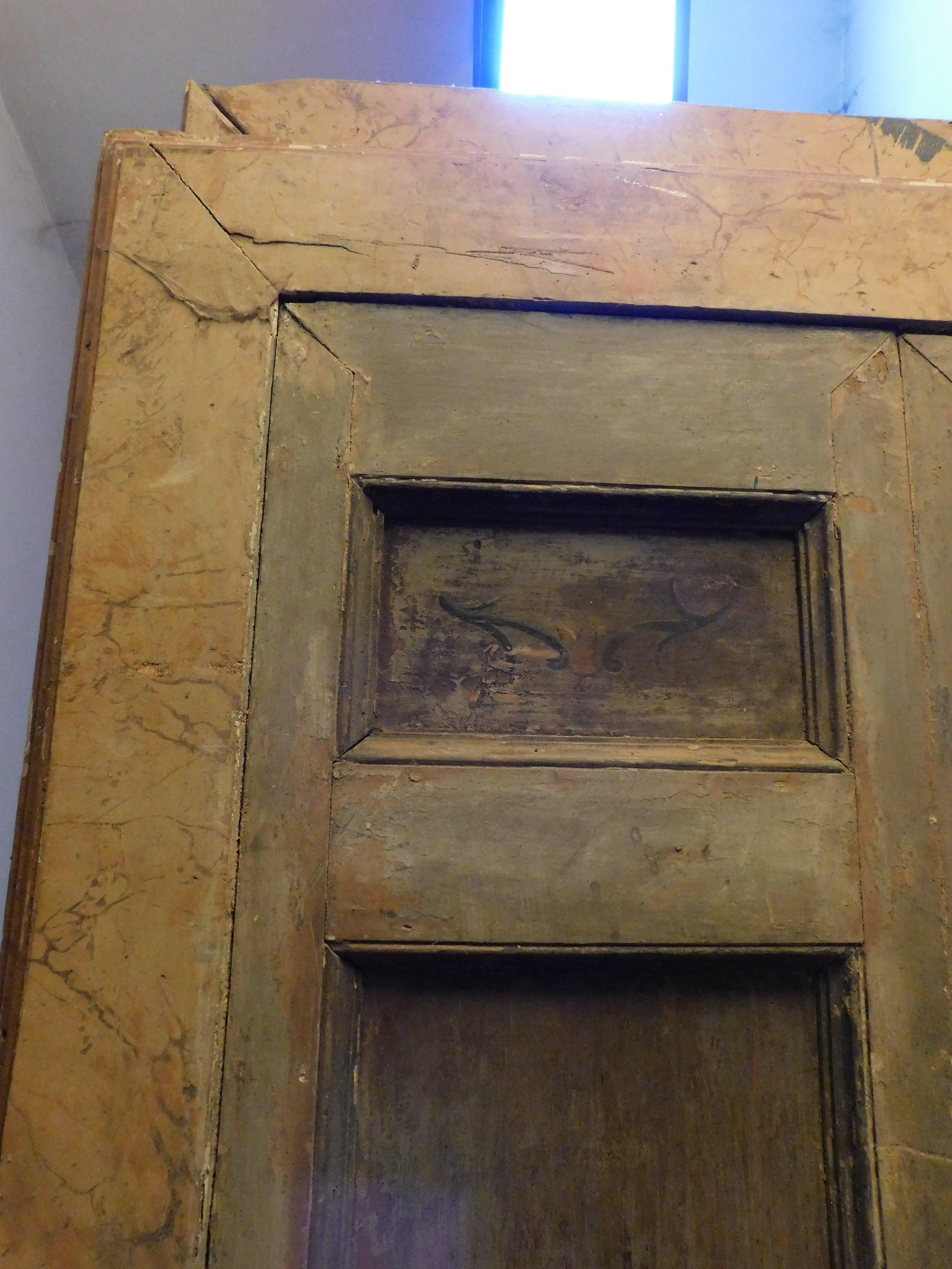 juego de 2 puertas de tamaño similar, figuras pintadas y marco lacado, Italia en venta 1