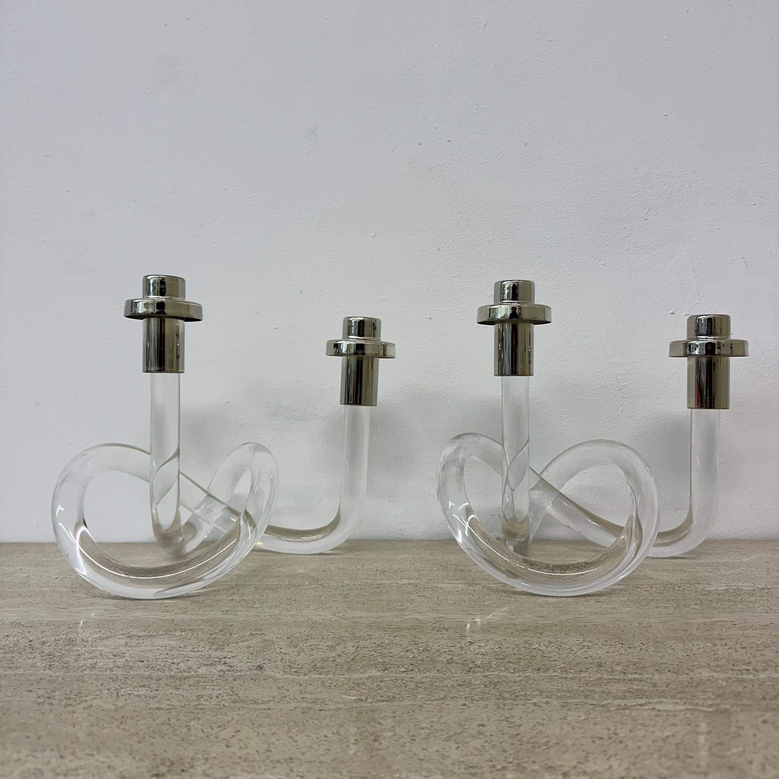 Set di 2 candele in lucite di metà secolo Dorothy Thorpe Pretzel, anni '40
Dimensioni:  19,5 cm H, 2 cm L, 16 cm D.
Condizioni: Buono  l'argento ha una certa patina vedi foto
Materiale: Metallo, lucite
