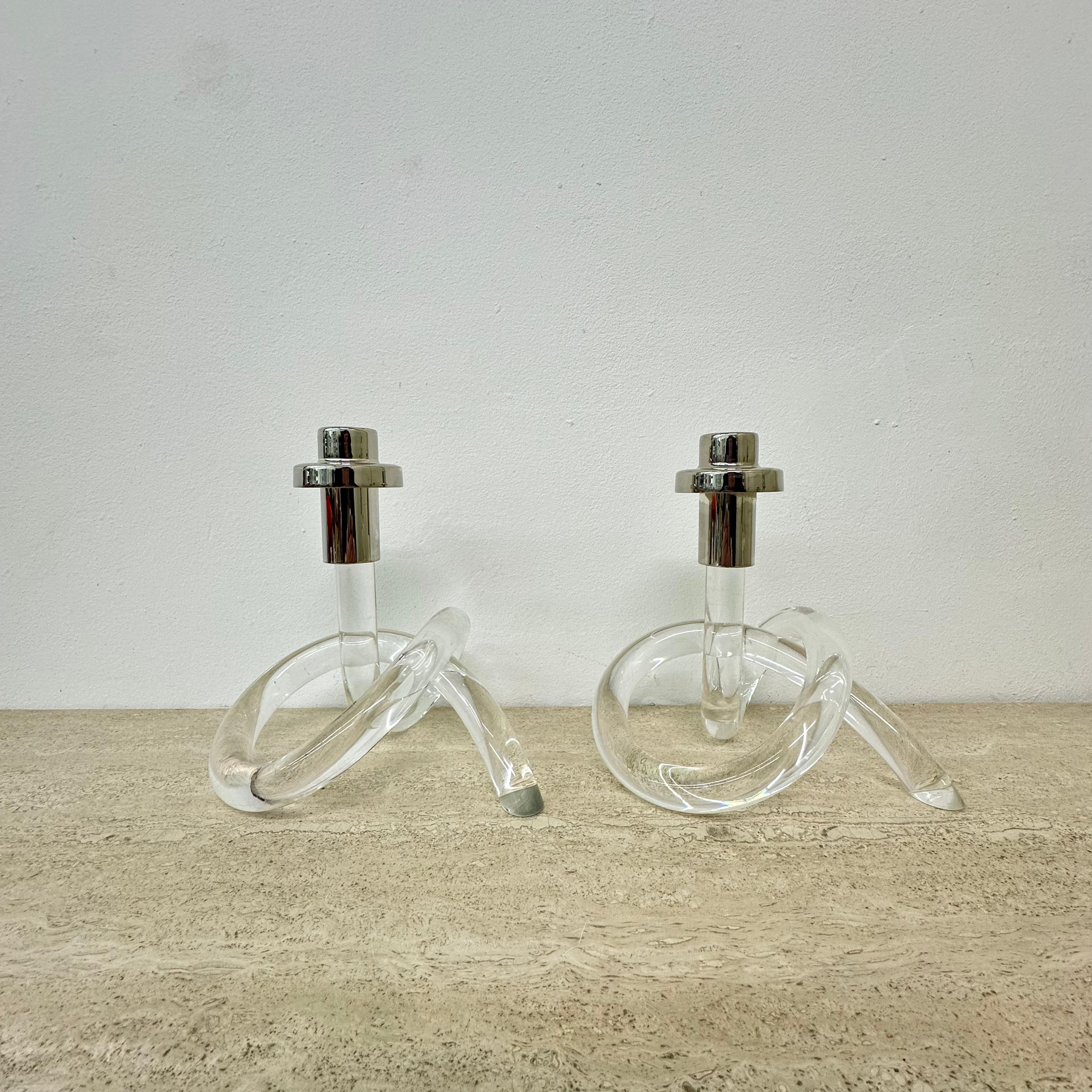 Set di 2 candele in lucite di metà secolo Dorothy Thorpe Pretzel, anni '40

Dimensioni:  19,5 cm H., 20 cm L, 16 cm D.
Condizioni: Buono  l'argento ha una certa patina vedi foto
Materiale: Metallo, lucite