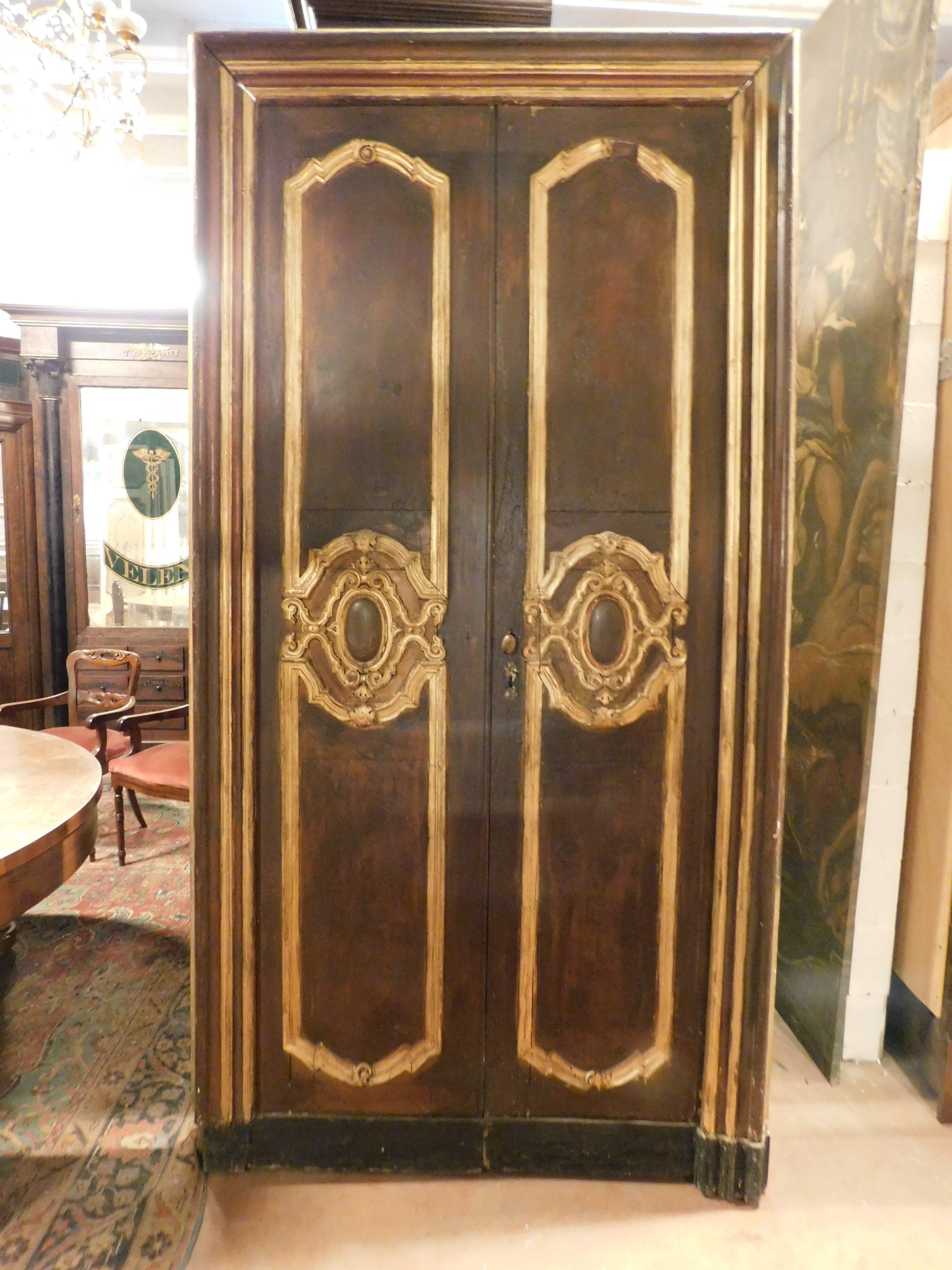 Ensemble de 2 portes intérieures à double battant, avec cadres originaux et dorés, laquées à la main dans des couleurs brunes et dorées, construites en Italie à la fin du XVIIIe siècle.
Dos sculpté mais peut-être à finir avec une autre couleur,