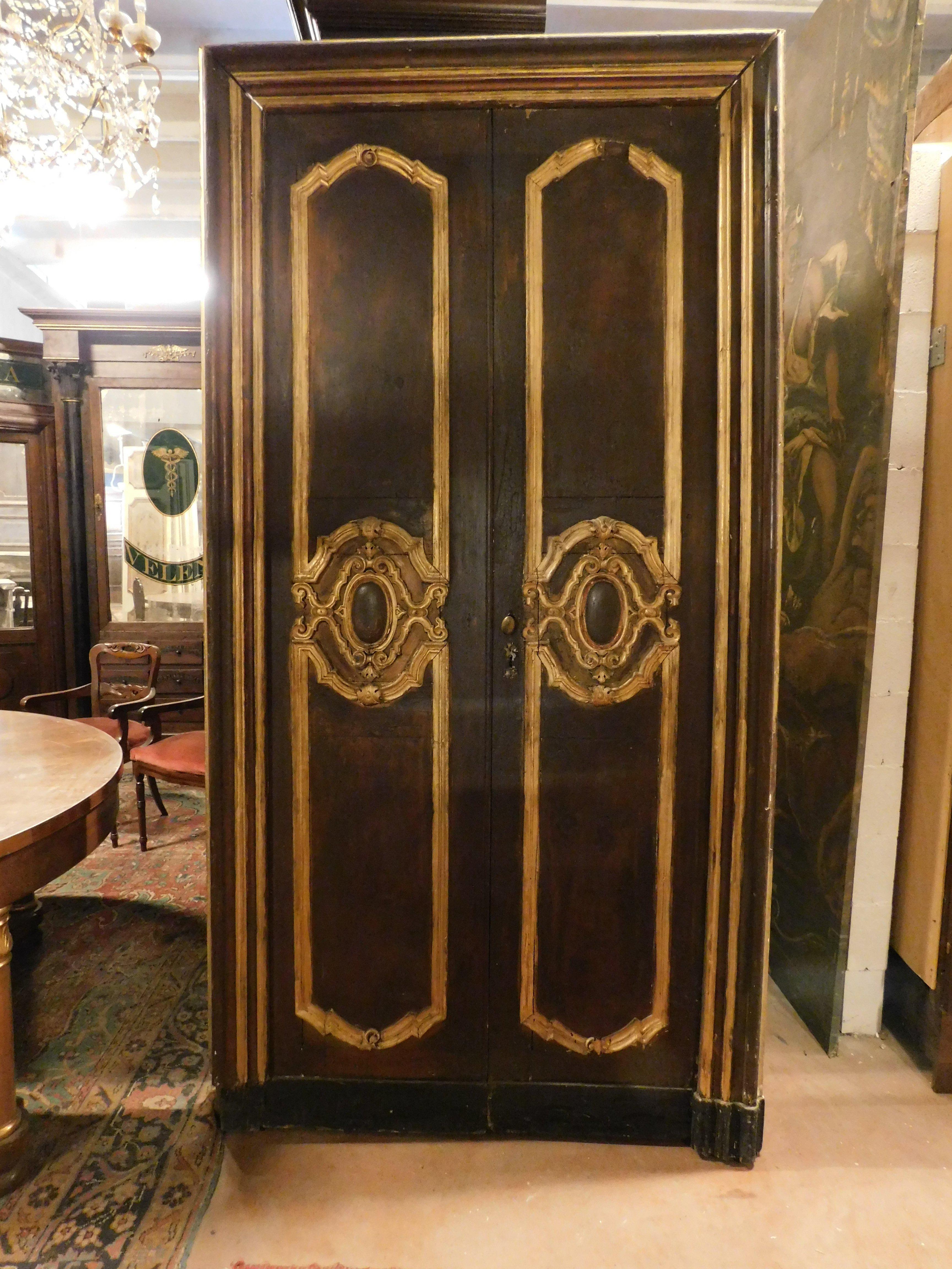 set of 2 double doors with frames, brown and gold lacquered, Italy In Good Condition For Sale In Cuneo, Italy (CN)