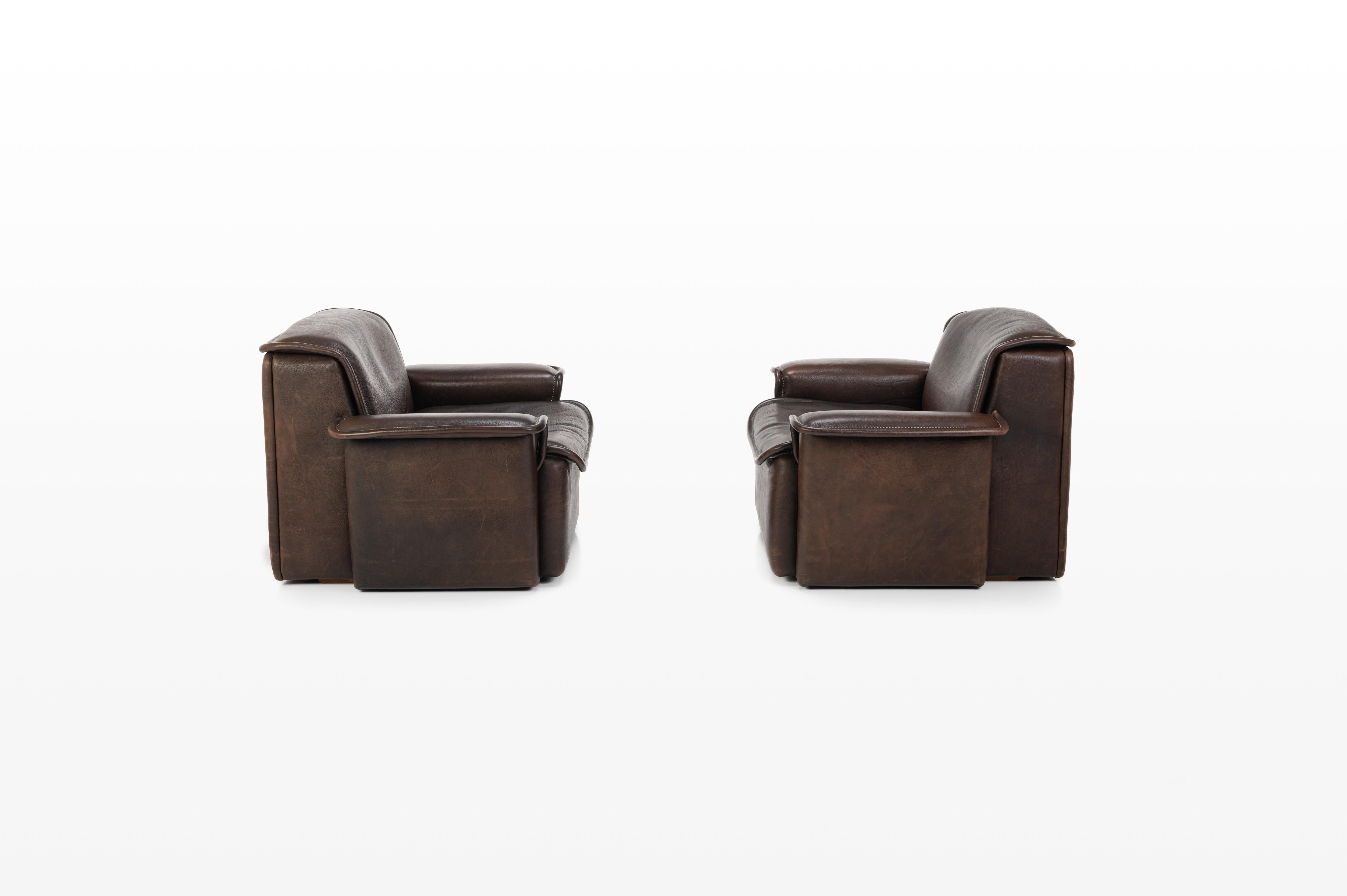 This exquisite vintage seating set, upholstered in dark brown buffalo neck leather, presents the DS12 model from the 1970s, crafted by the Swiss design collective Team De Sede. A three-seater sofa is also available.

Dimensions:
W: 93,5 cm
D: 83