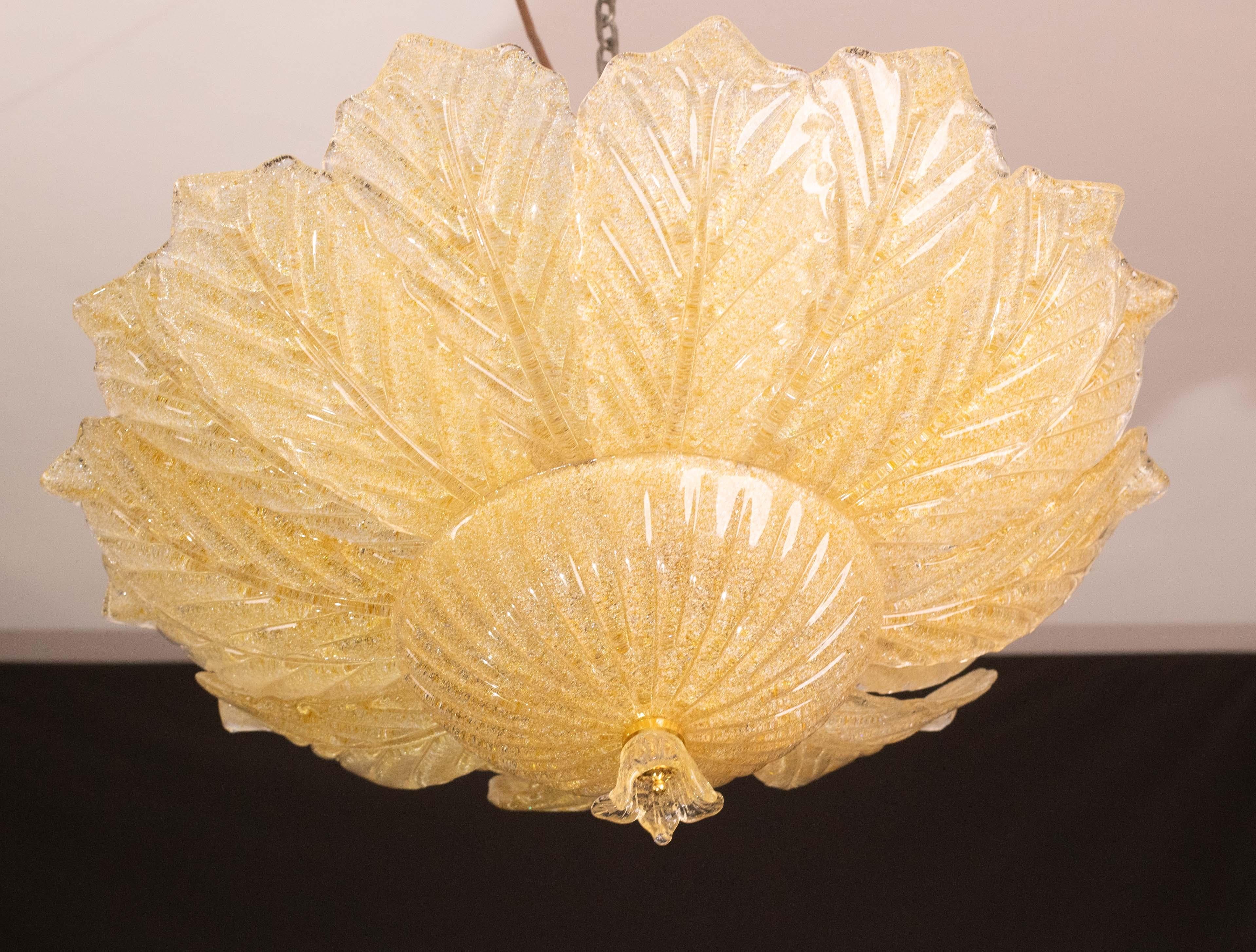 Espléndido lote de 2  Lámpara de techo de cristal de Murano, las hojas son todas del mismo color dorado/naranja.

Periodo: hacia 1970.

La luz monta 6 portalámparas e27 europeos estándar, se puede cambiar para Usa Standards.

Excelente estado
