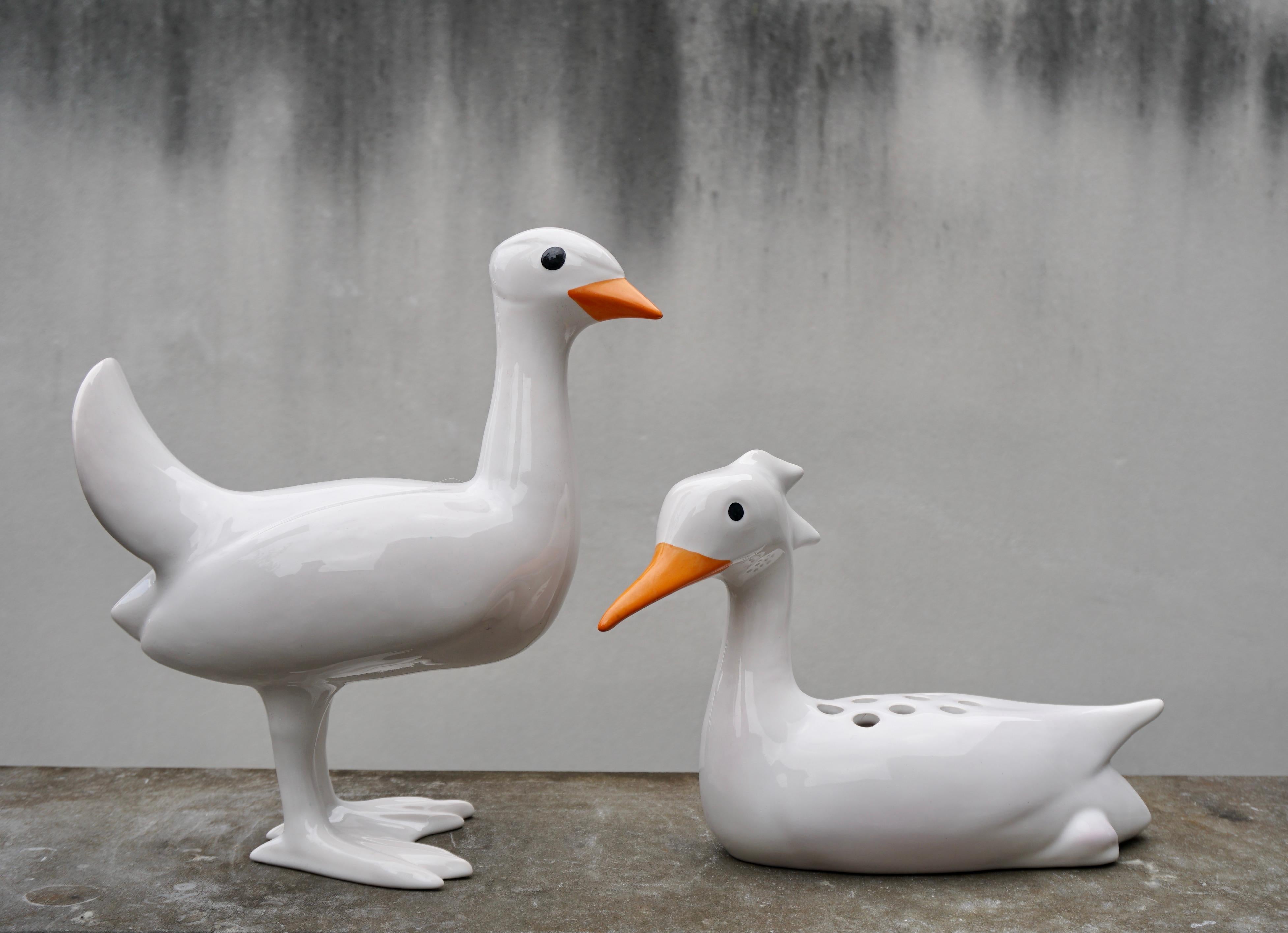 Set von 2 Enten aus weißer Keramik, hergestellt und signiert von Georges Cassin (Moderne der Mitte des Jahrhunderts) im Angebot