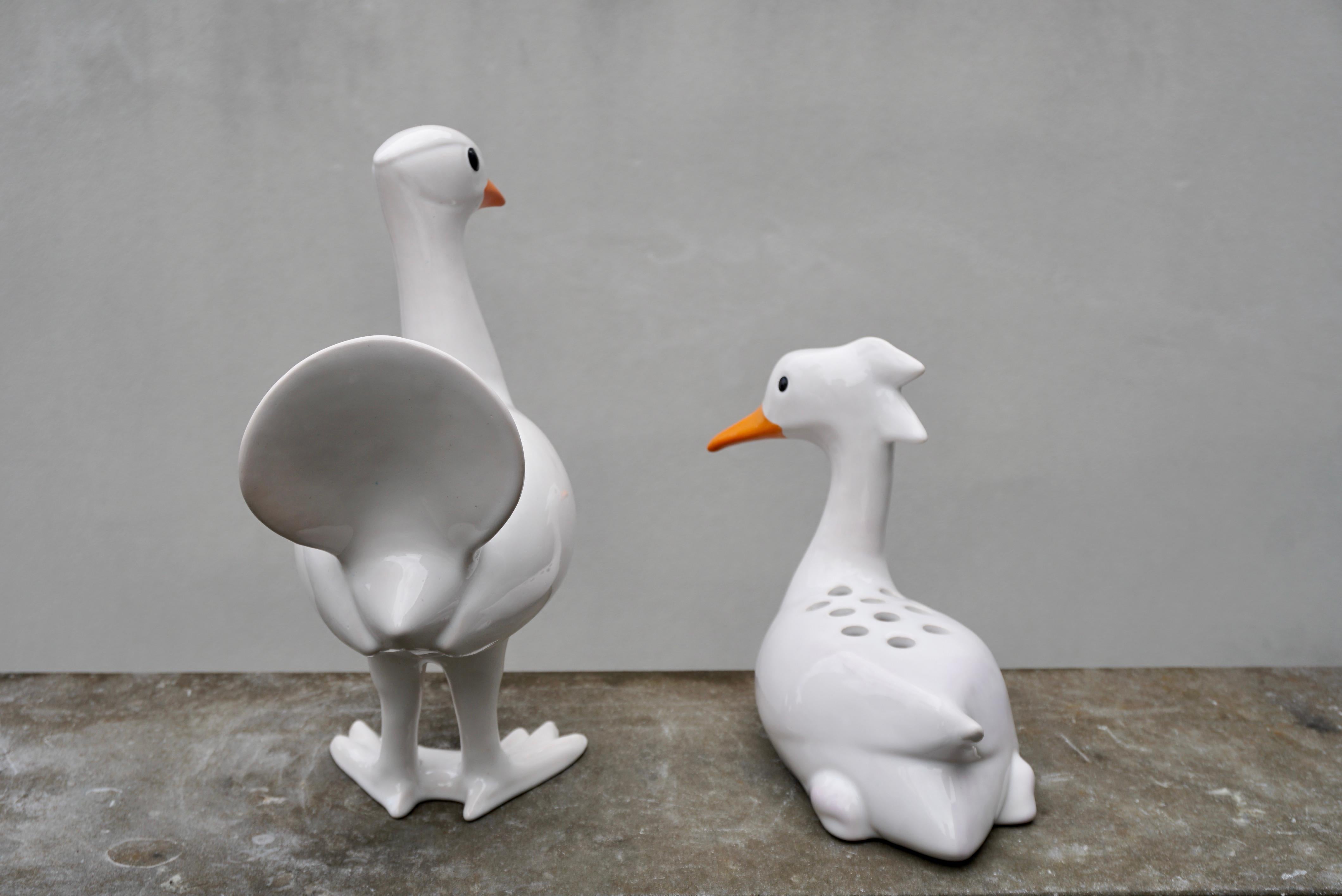 Set von 2 Enten aus weißer Keramik, hergestellt und signiert von Georges Cassin (Französisch) im Angebot