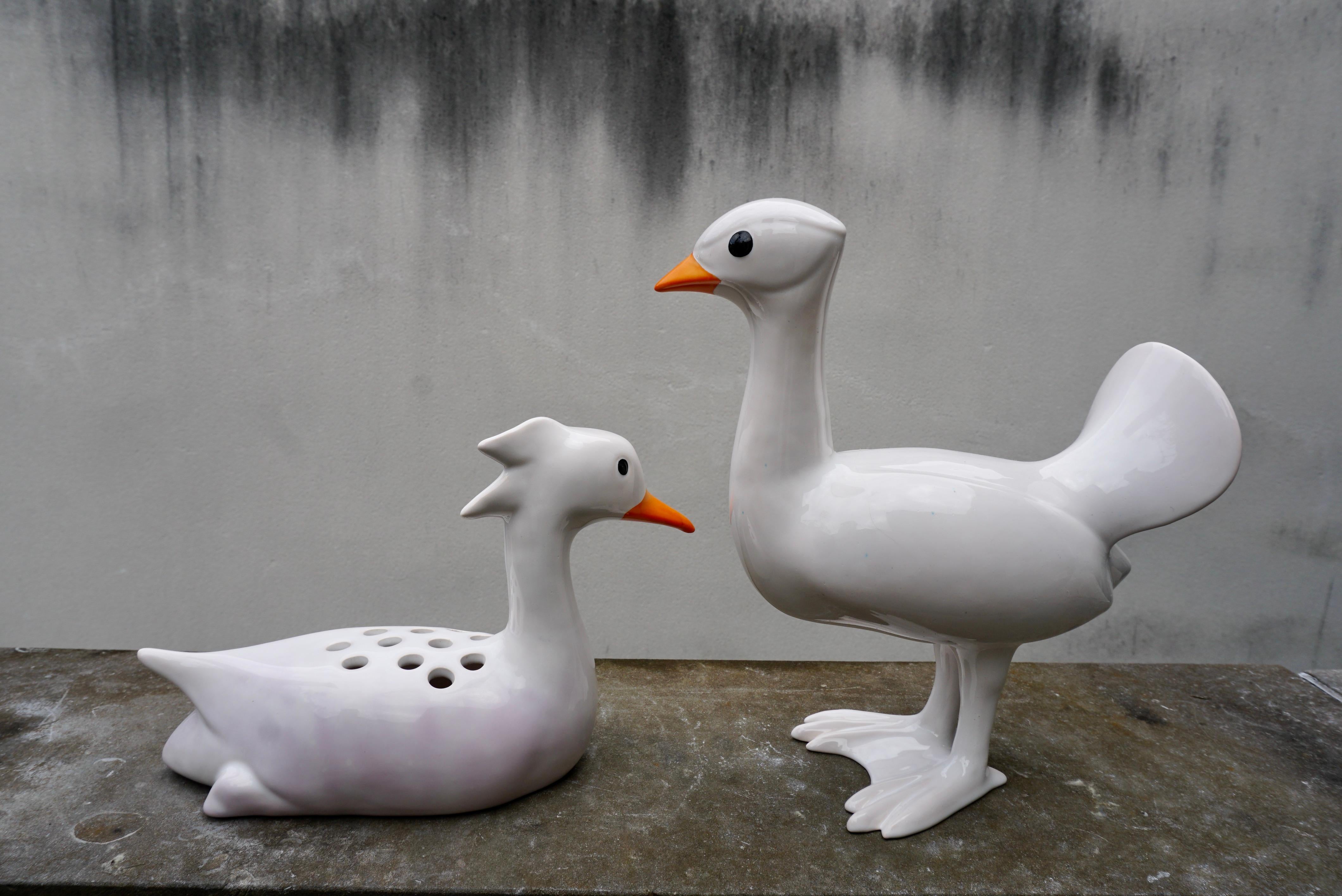 Set von 2 Enten aus weißer Keramik, hergestellt und signiert von Georges Cassin (20. Jahrhundert) im Angebot