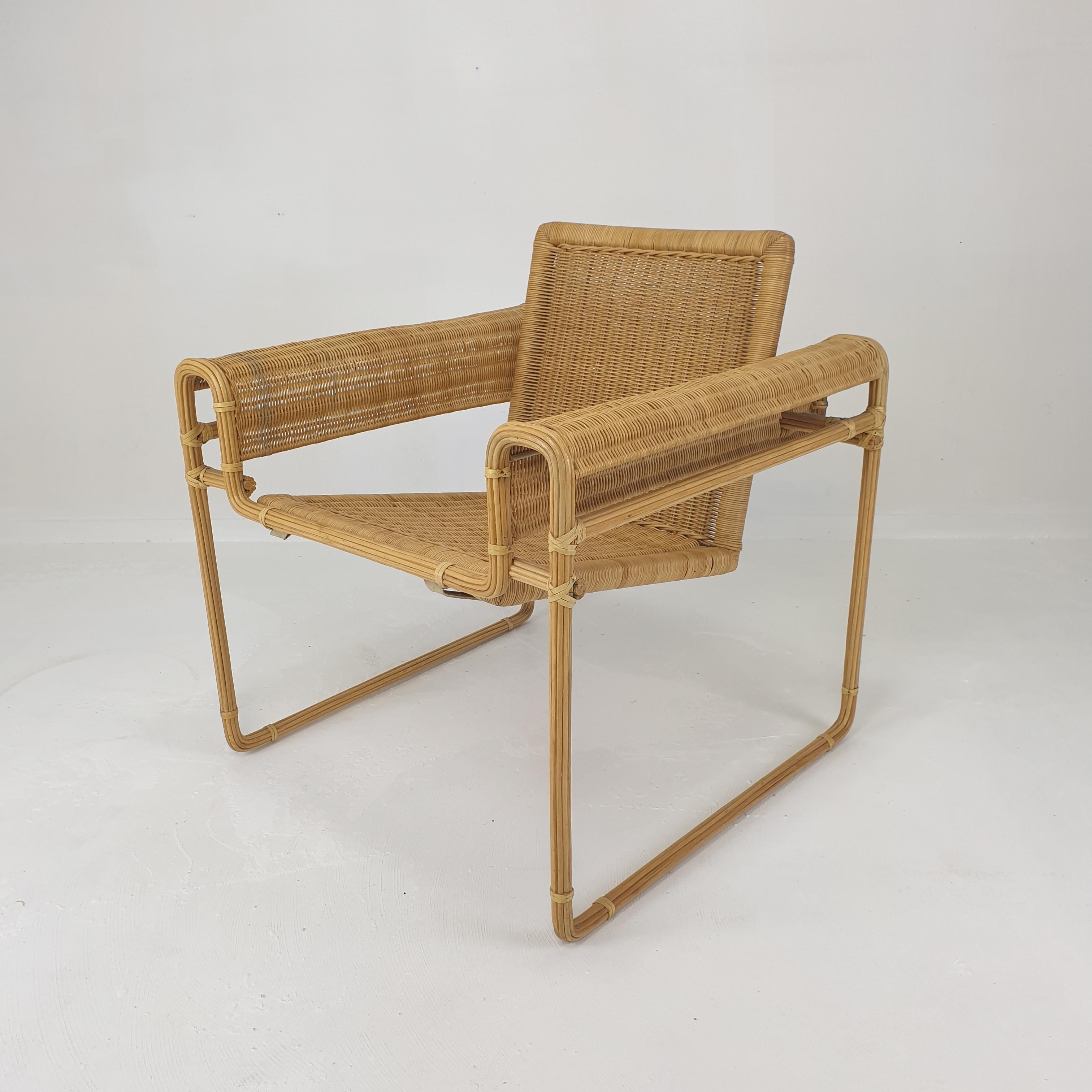 Une paire très rare de chaises en osier, fabriquées aux Pays-Bas, dans les années 1970.
Il s'agit d'une traduction unique de la chaise Wassily de Marcel Breuer. 

La structure métallique est recouverte de bandes de bambou laqué, l'assise et le