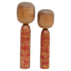 Conjunto de 2 muñecas "Kokeshi" de madera pintadas a mano de principios del siglo XX