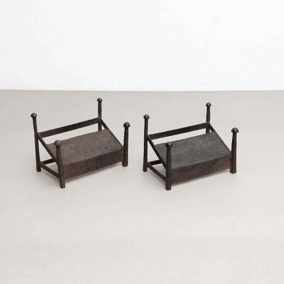 Pieds chauffants en métal antique.     Fabriqué en Espagne par un fabricant inconnu, vers 1900.    En état d'origine, avec une usure mineure conforme à l'âge et à l'utilisation, préservant une belle patine.    Matériaux :  Métal.   