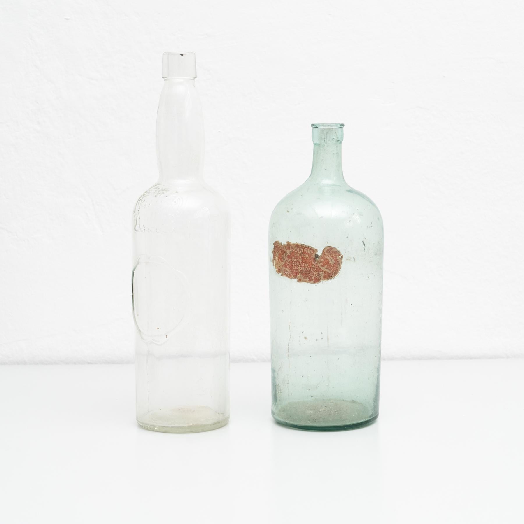 Juego de 2 botellas de vidrio rústico de principios del siglo XX en venta 4