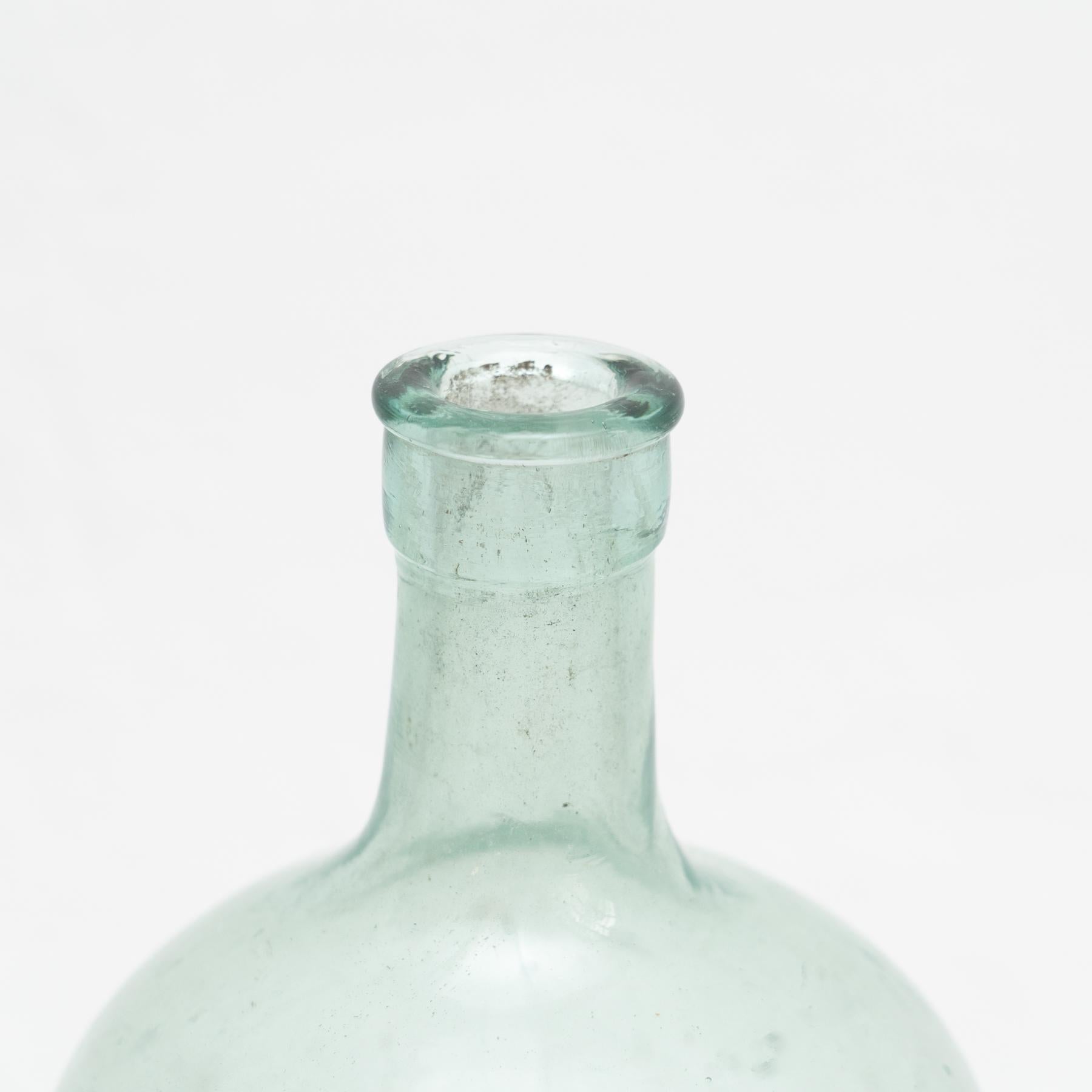 Juego de 2 botellas de vidrio rústico de principios del siglo XX en venta 8
