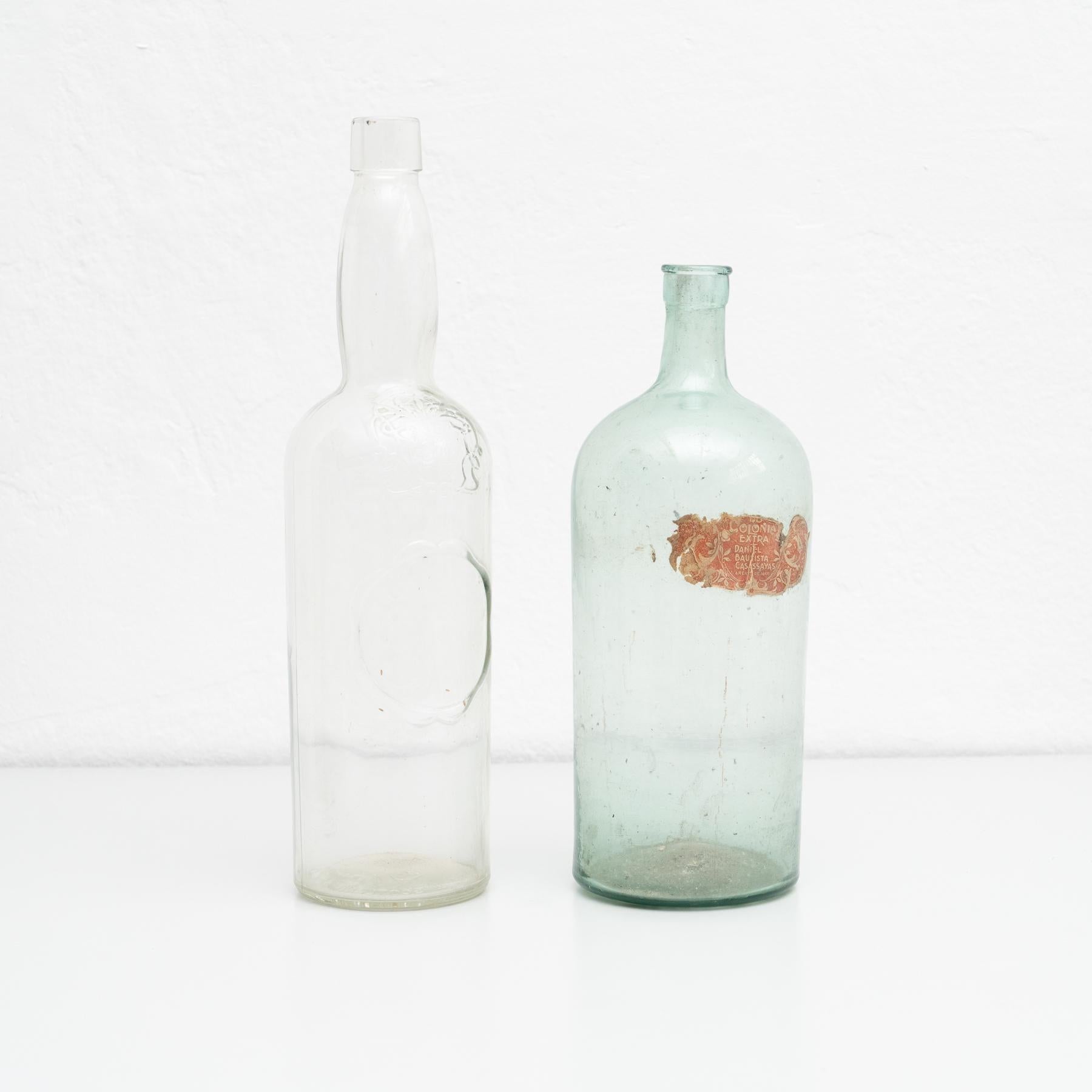 Juego de 2 botellas de vidrio rústico de principios del siglo XX Español en venta