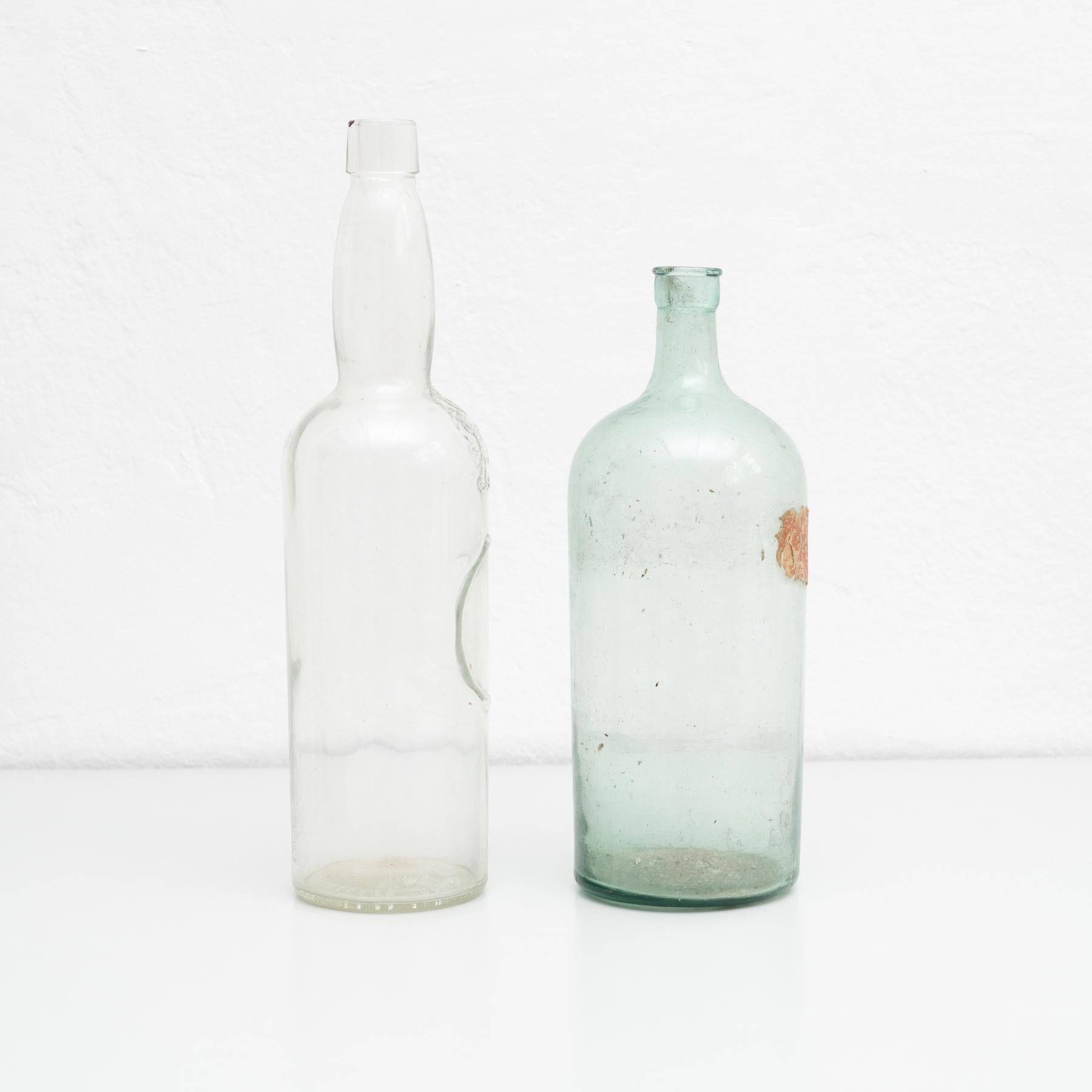 Juego de 2 botellas de vidrio rústico de principios del siglo XX en Bueno estado para la venta en Barcelona, ES