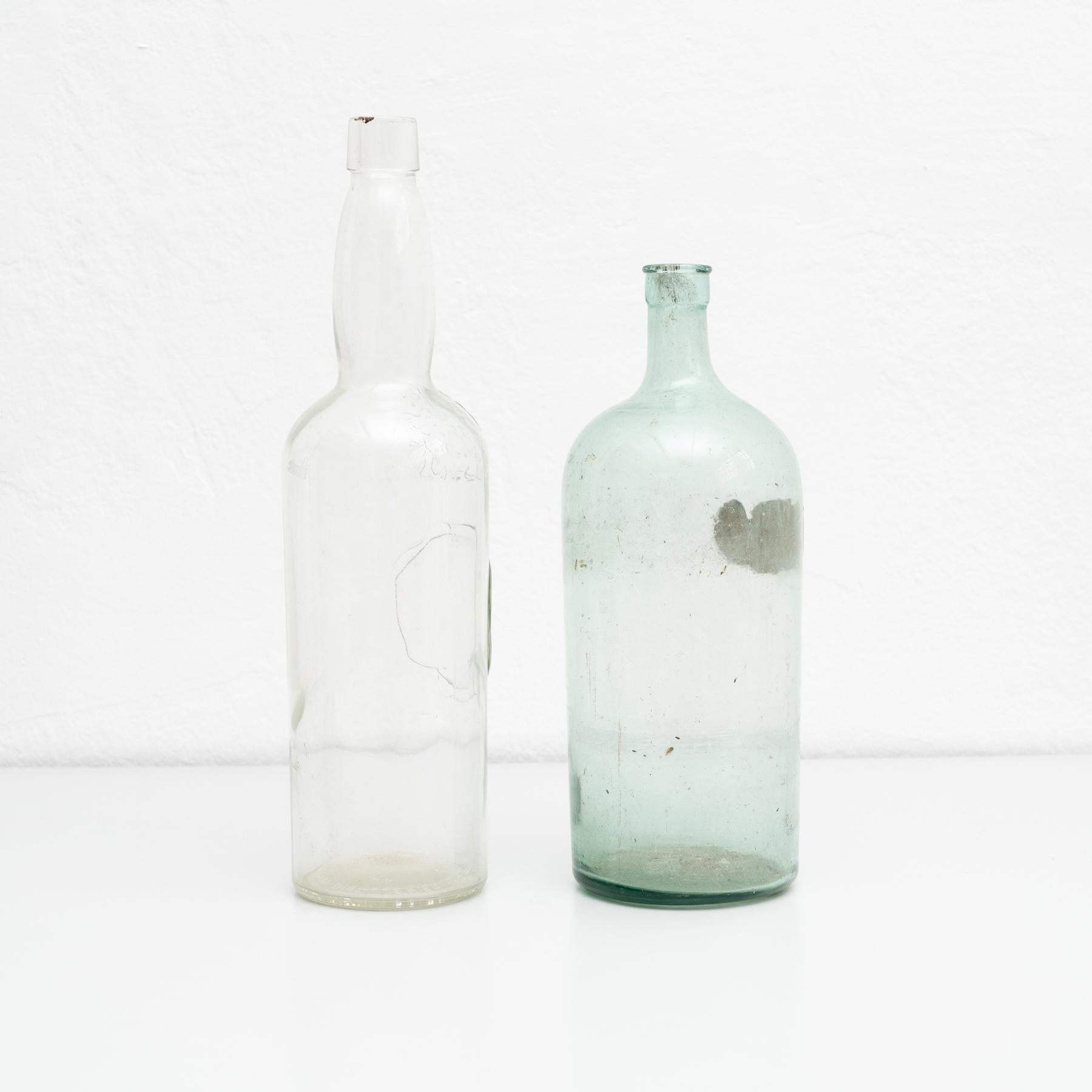 Juego de 2 botellas de vidrio rústico de principios del siglo XX Vidrio en venta