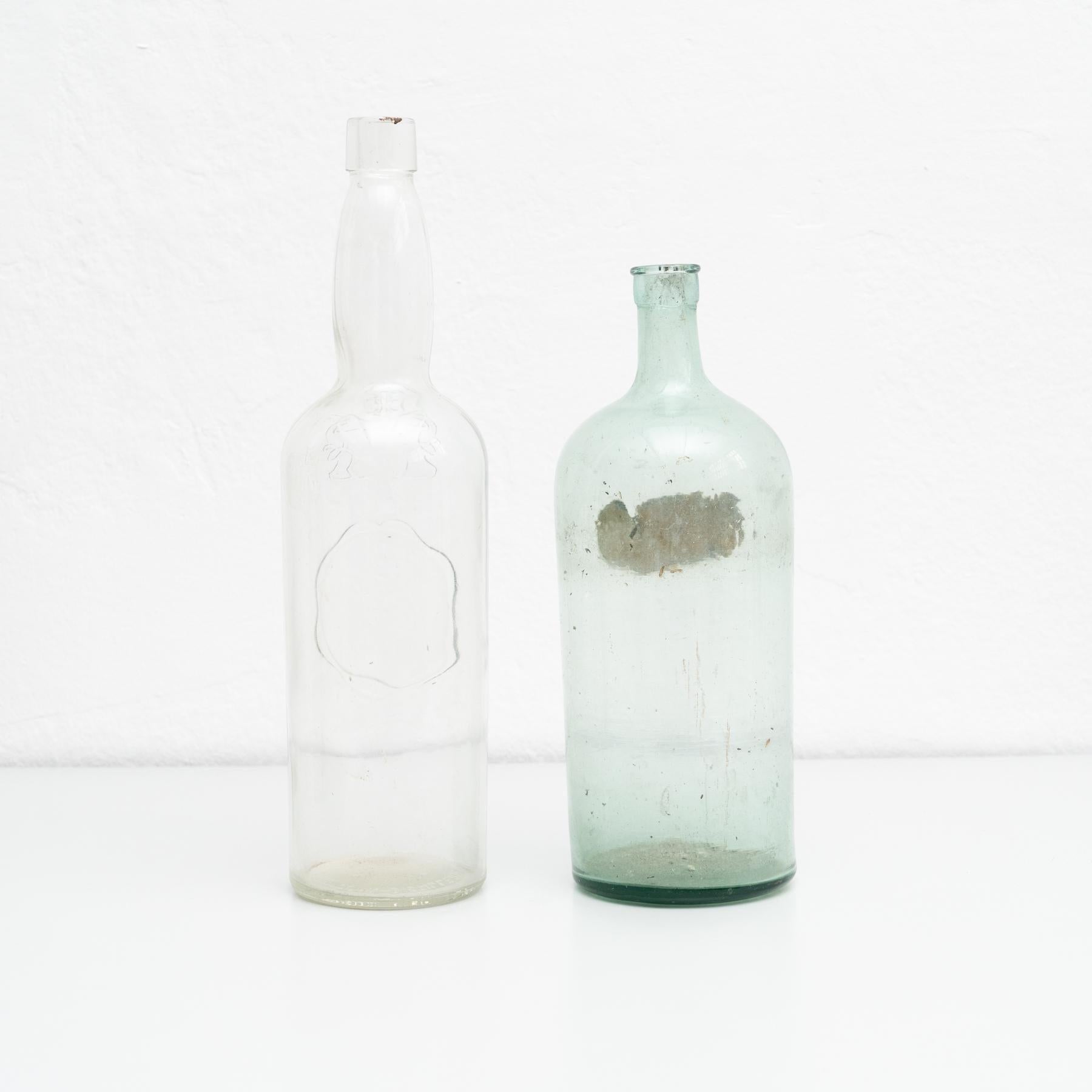 Juego de 2 botellas de vidrio rústico de principios del siglo XX en venta 1