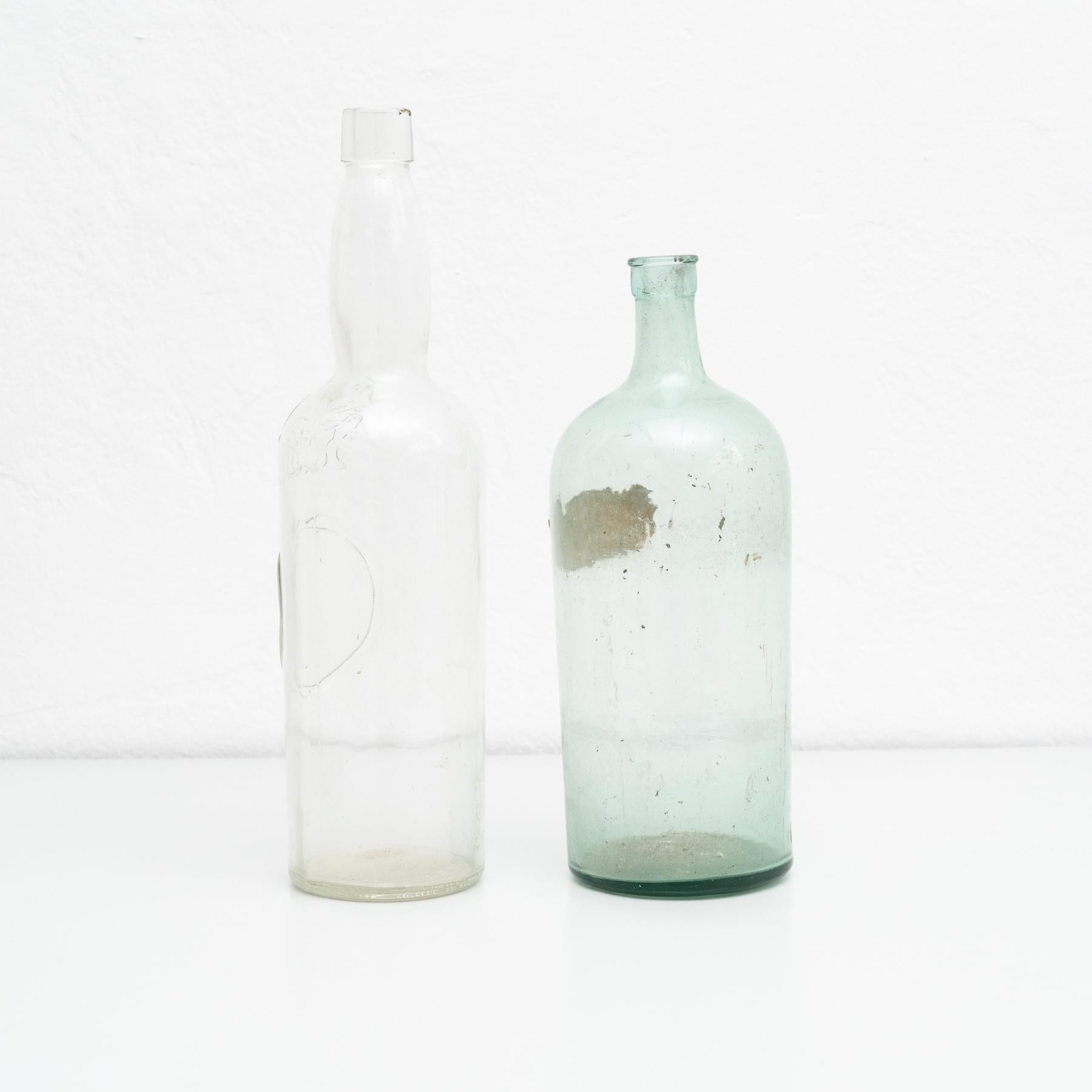 Juego de 2 botellas de vidrio rústico de principios del siglo XX en venta 2