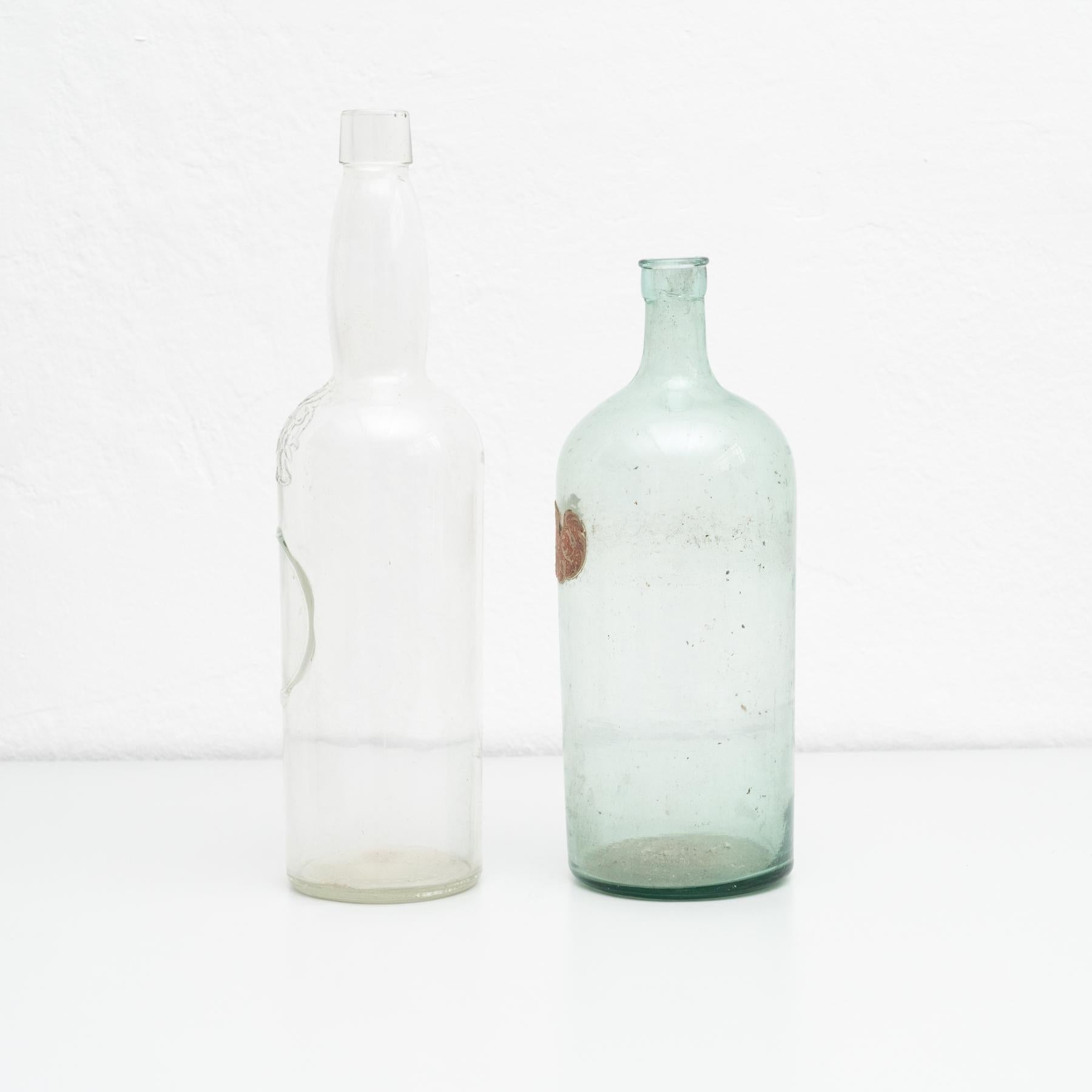 Juego de 2 botellas de vidrio rústico de principios del siglo XX en venta 3