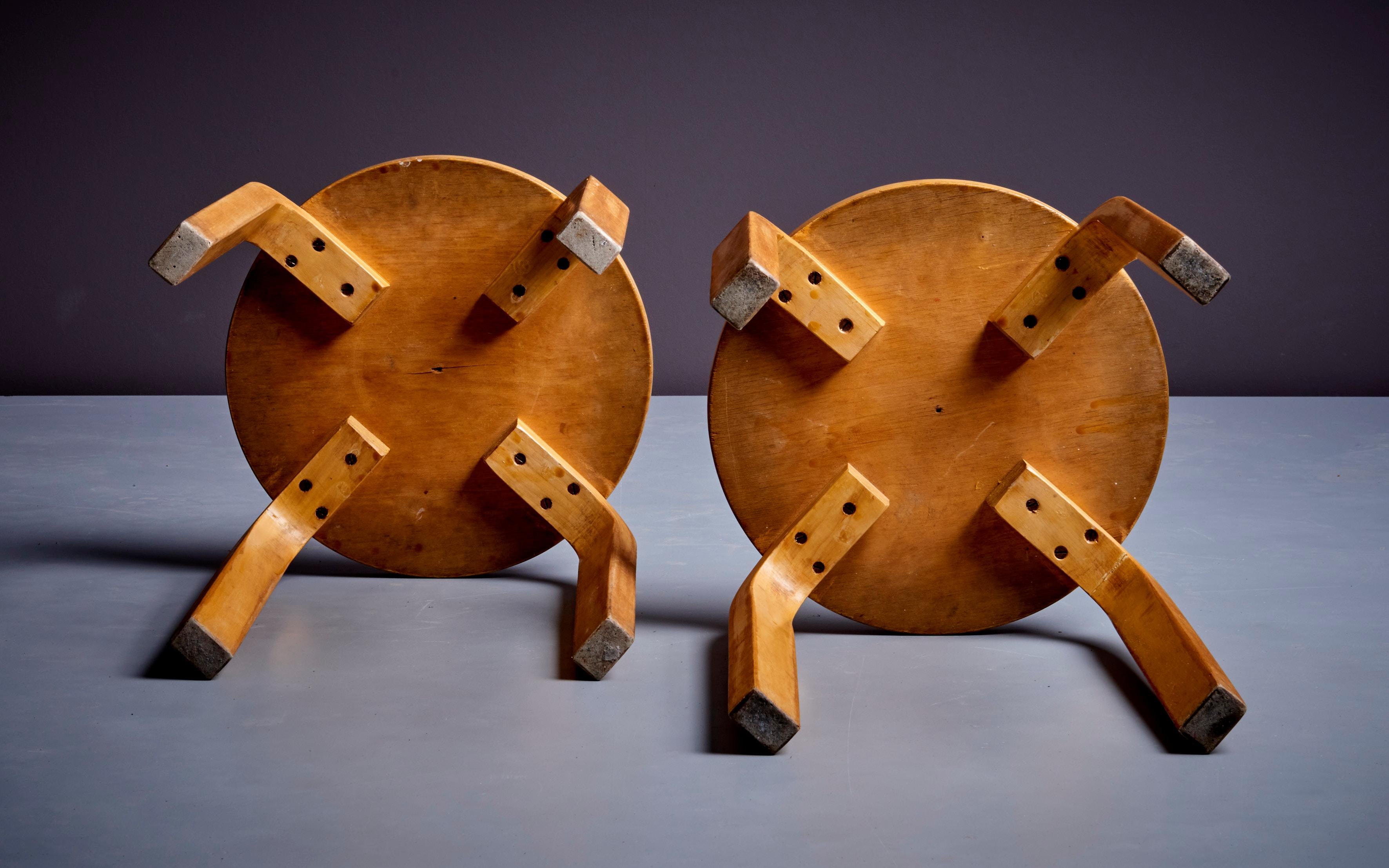 Ensemble de 2 tabourets en bois courbé pour Artek, Finlande, années 1950. Les tabourets ont une belle patine d'usage. 

Alvar Aalto (1898-1976) était un architecte, designer et urbaniste finlandais largement considéré comme l'un des architectes les