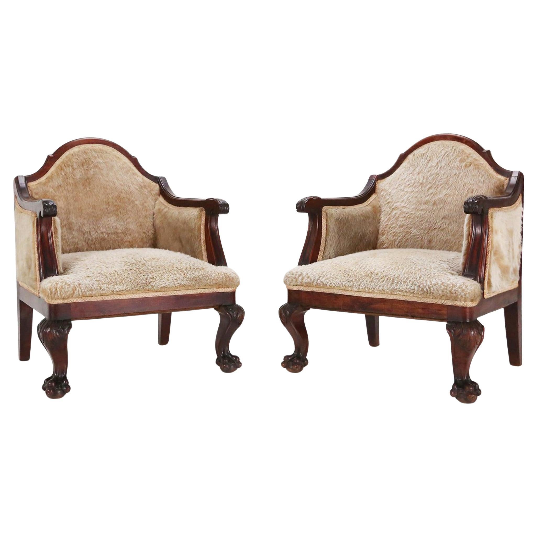Ensemble de 2 fauteuils Empire en bois massif d'acajou et peau de mouton, France 1820s en vente