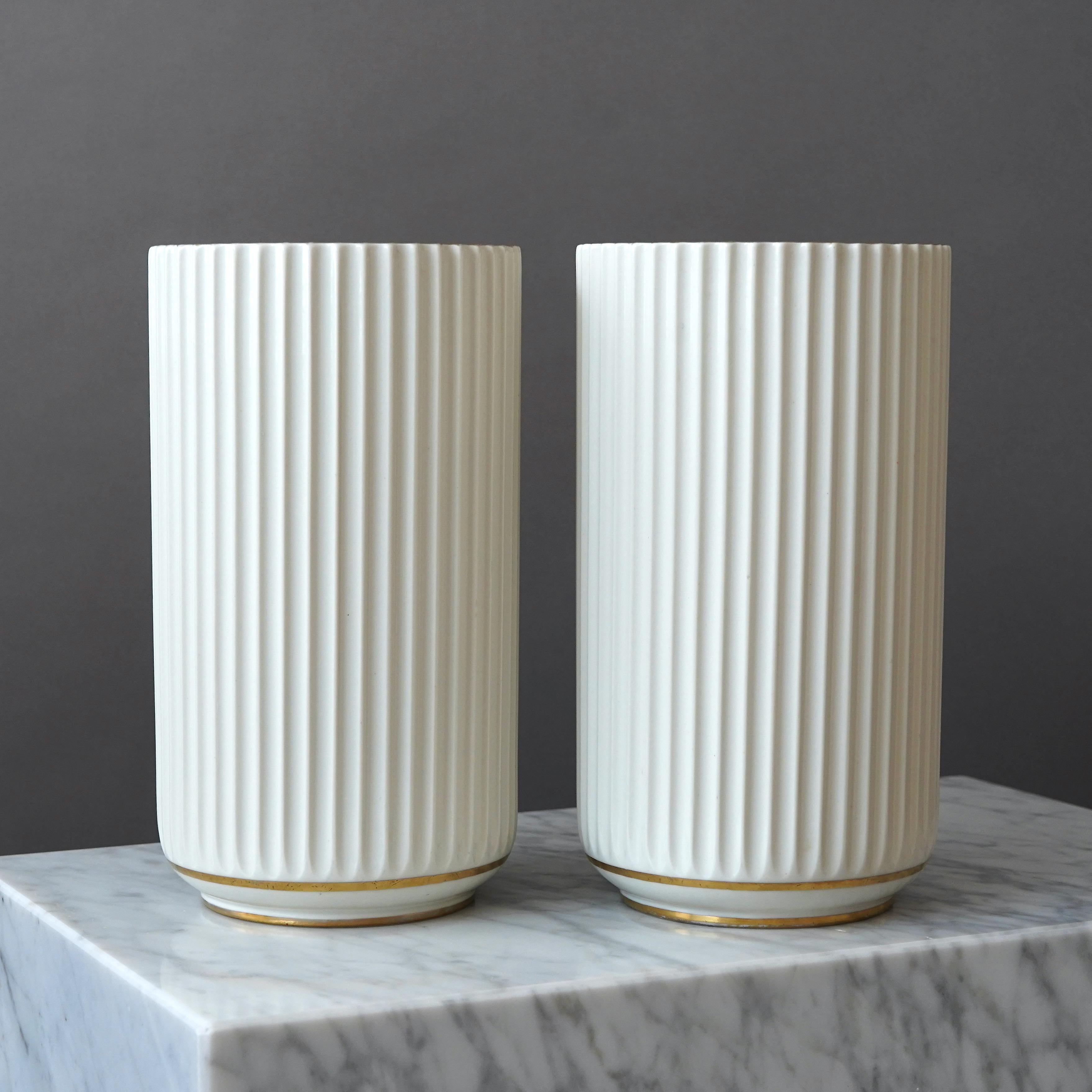 Ensemble de 2 vases en porcelaine Lyngby Porcelain à décor doré, 1936-1940, Danemark en vente 2