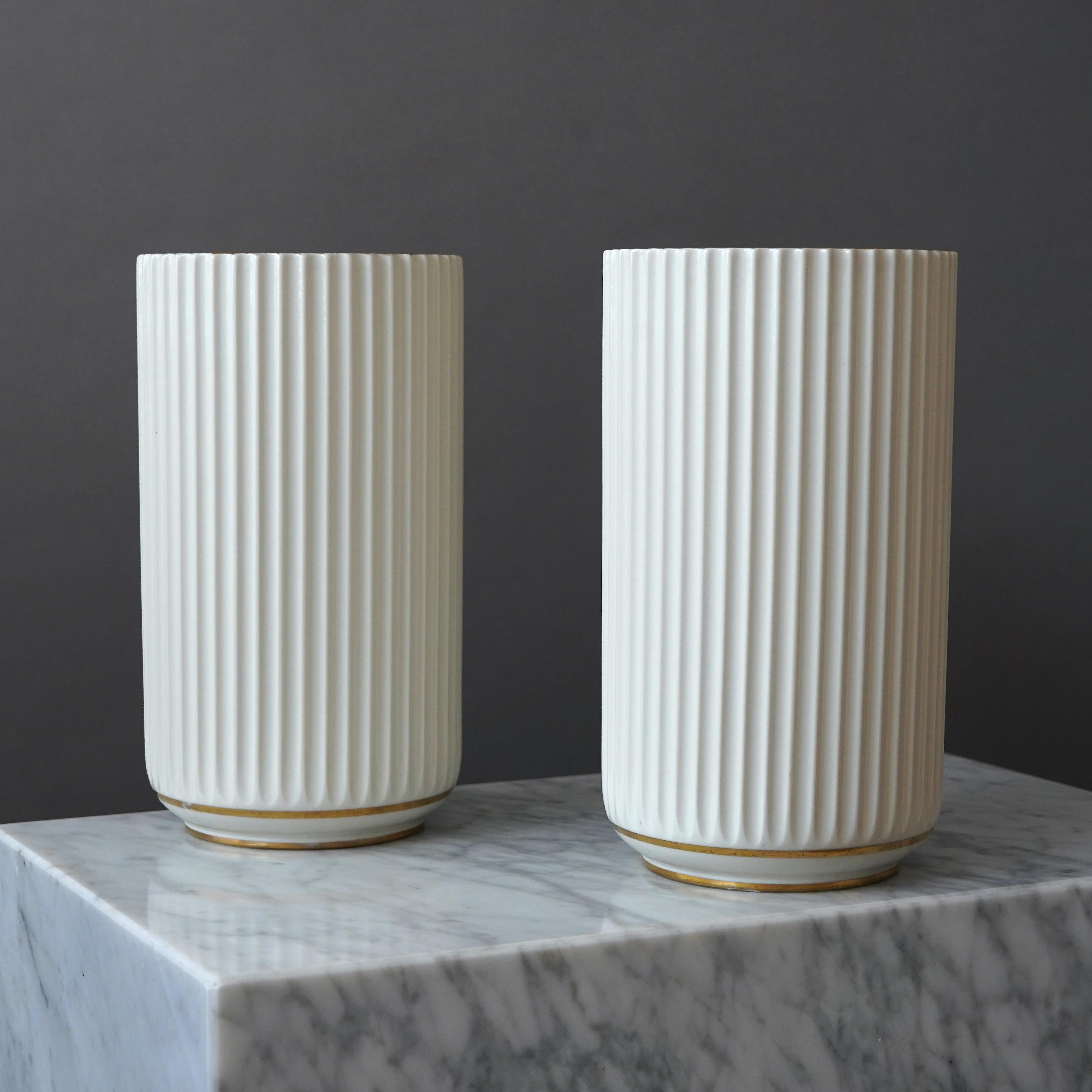 Ensemble de deux vases en porcelaine de Lyngby avec corps cannelé et détails dorés.
Depuis le début de la production 1936-1940.

1er assortiment. 
Bon état, avec seulement une légère usure du décor doré. 
Estampillé 