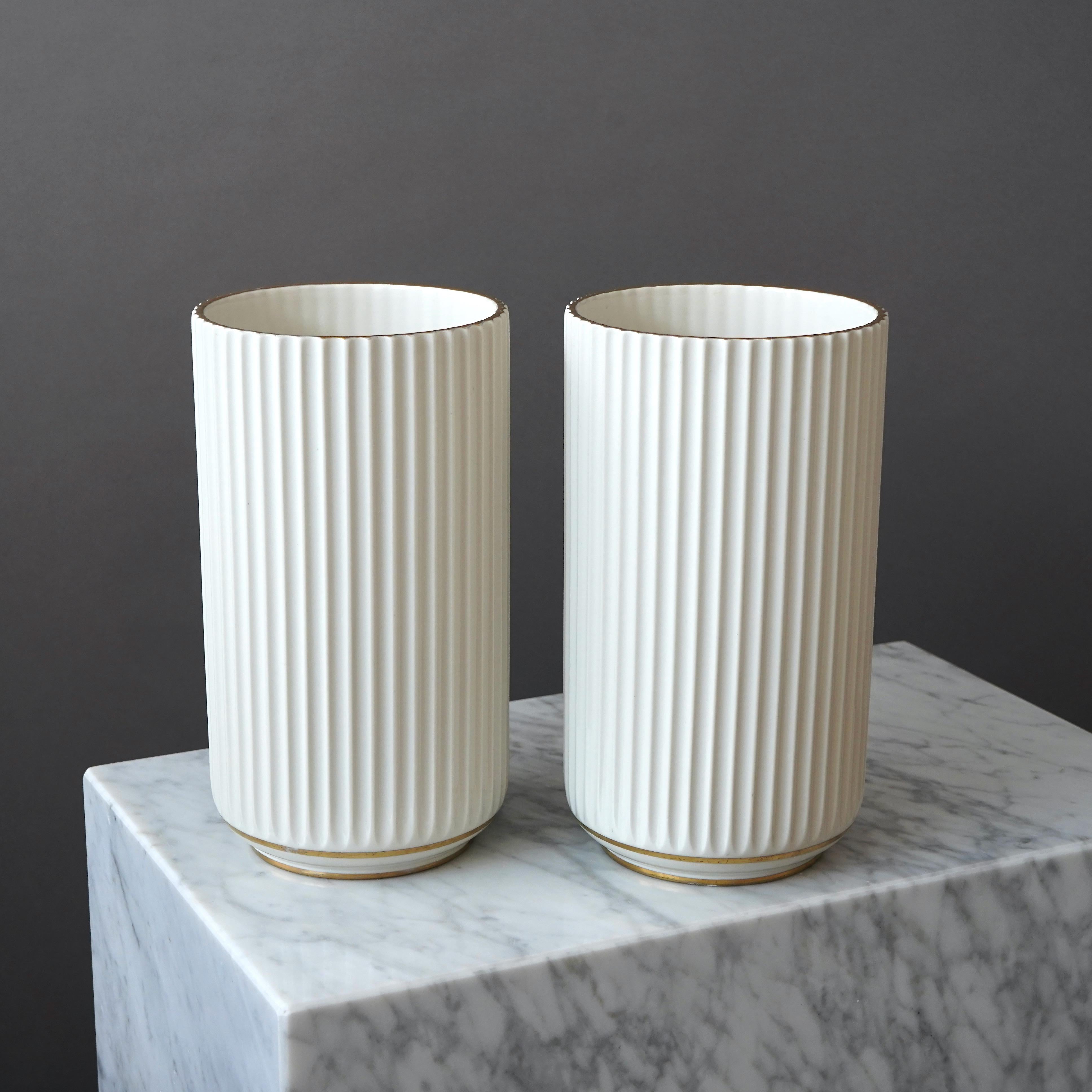 Scandinave moderne Ensemble de 2 vases en porcelaine Lyngby Porcelain à décor doré, 1936-1940, Danemark en vente