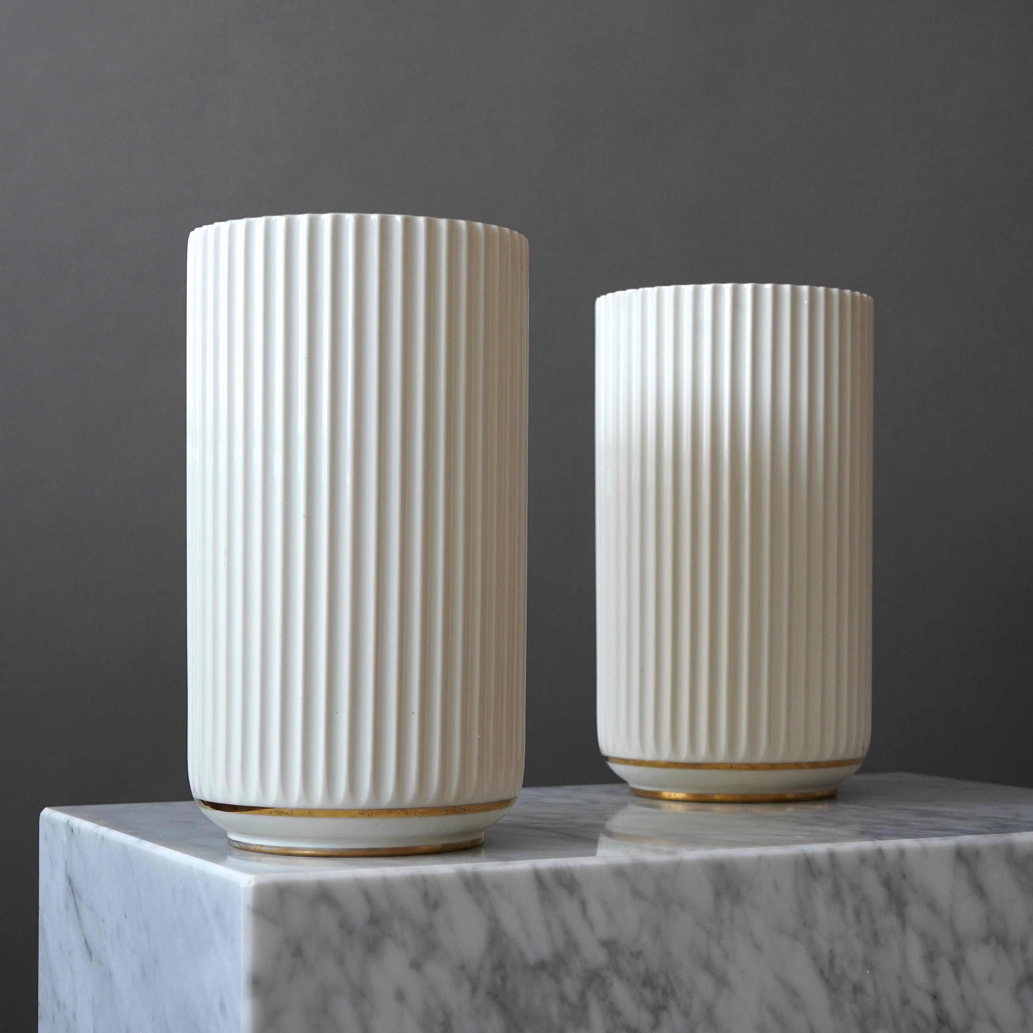 Danois Ensemble de 2 vases en porcelaine Lyngby Porcelain à décor doré, 1936-1940, Danemark en vente
