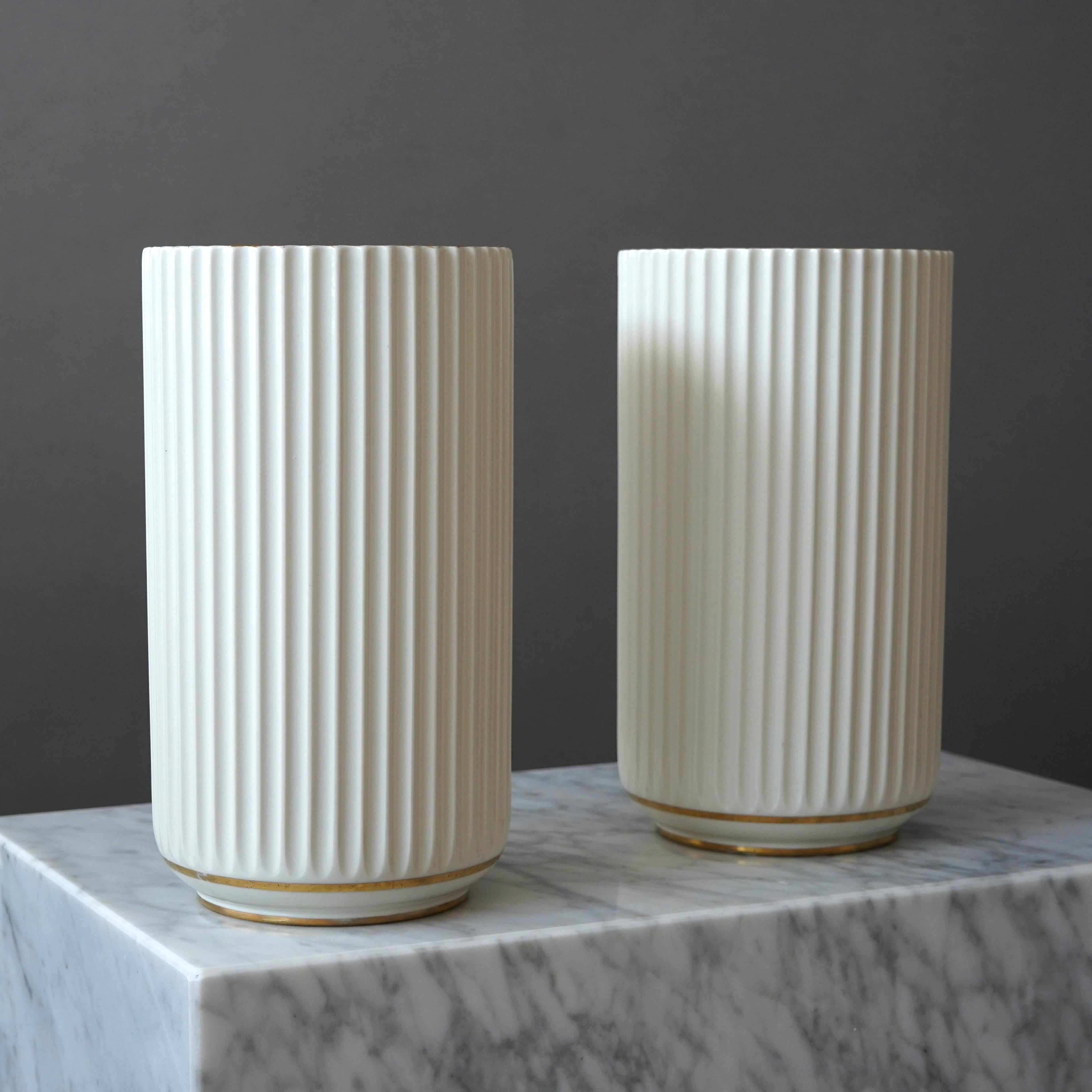 Porcelaine Ensemble de 2 vases en porcelaine Lyngby Porcelain à décor doré, 1936-1940, Danemark en vente