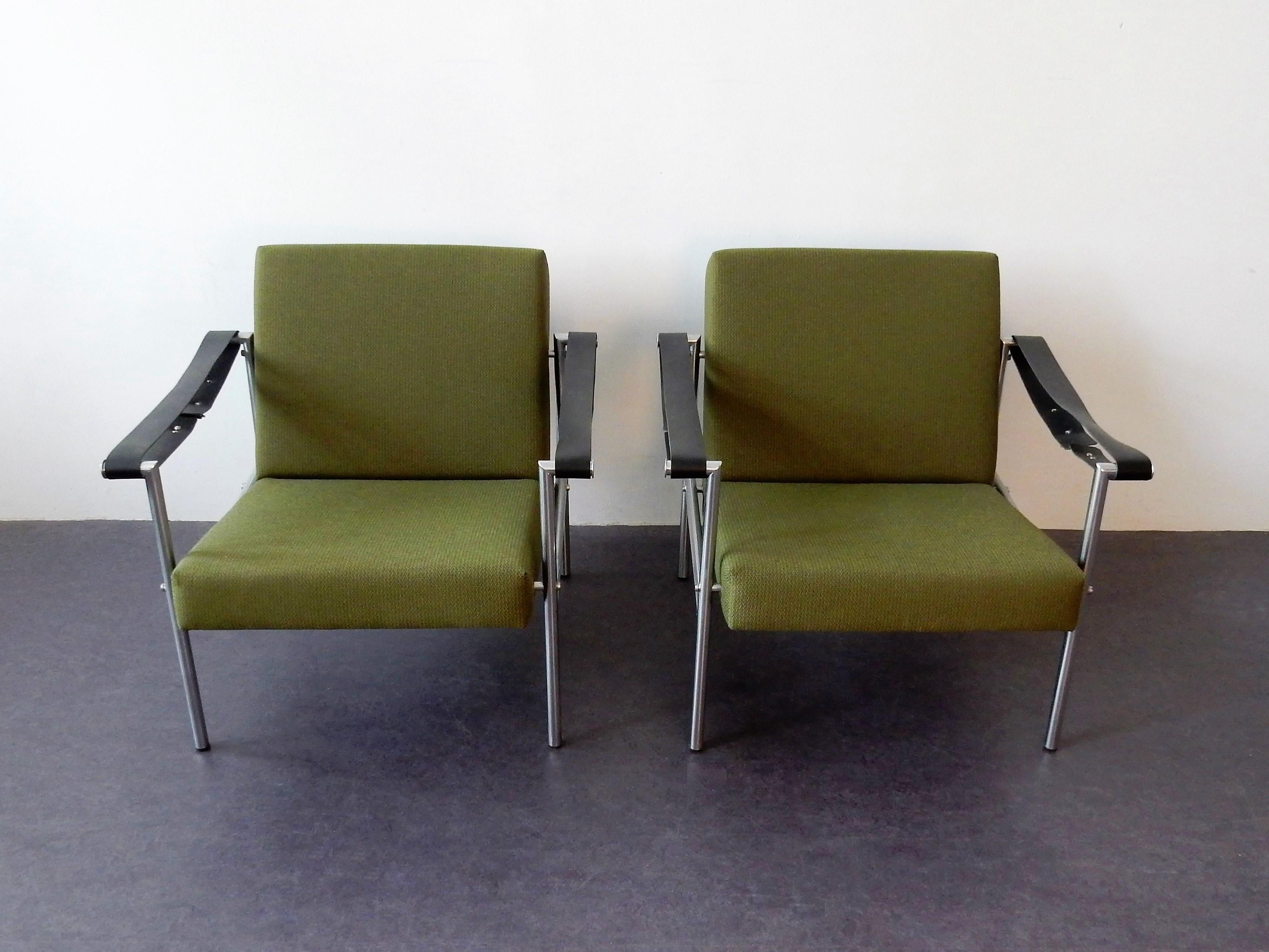 This is a beautiful set of 2 size 38/size 08 Martin Visser easy chairs for 't Spectrum in collaboration with designer Dick van der Net. This model has been produced by 't Spectrum from 1960 until 1968. Both chairs have been completely reupholstered