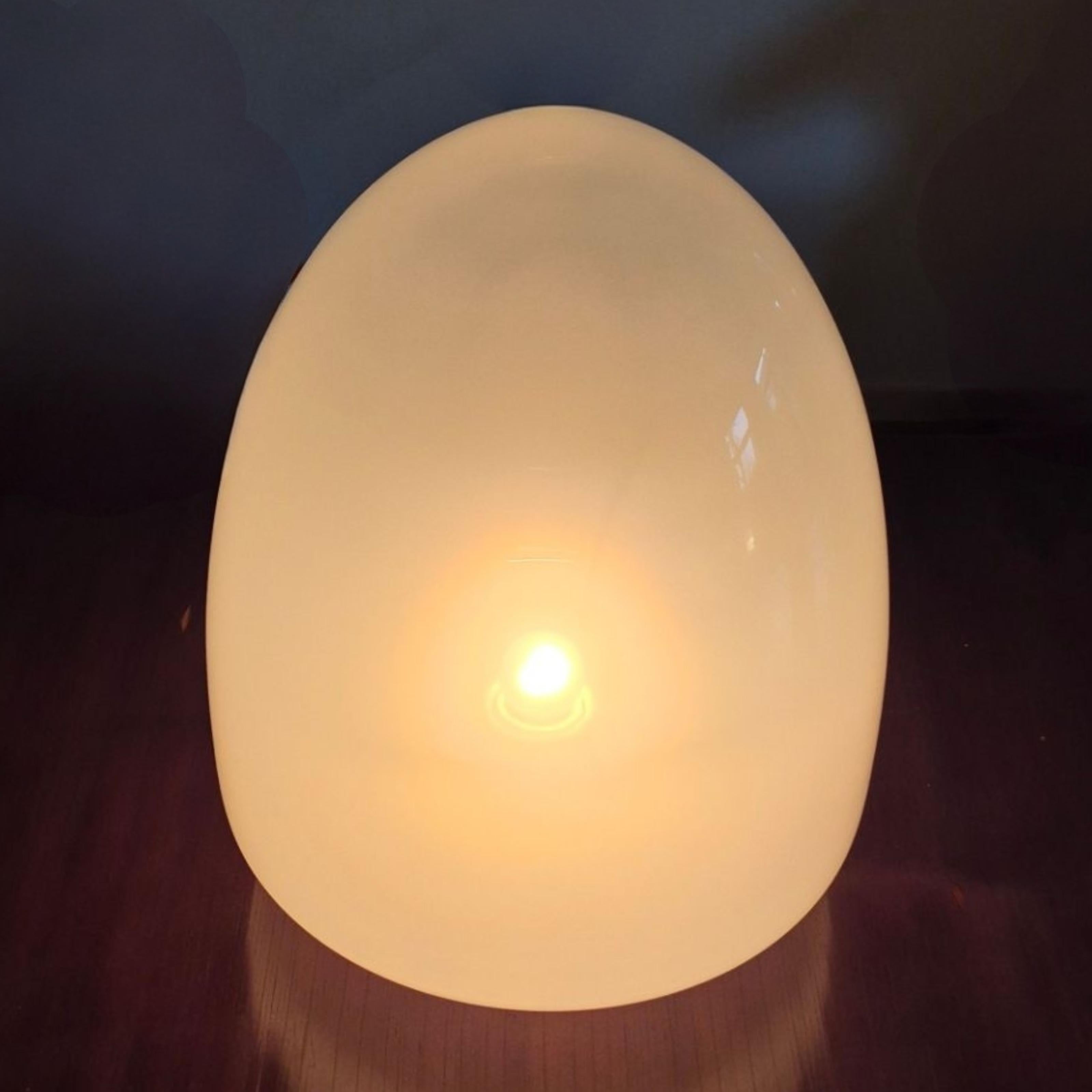 Lot de 2 lampes de table Ebe. Conçu par Giusto Toso et fabriqué par Leucos Italie. Elles sont dotées d'une base en caoutchouc et d'un abat-jour en verre de Murano fabriqué à la main. Les teintes présentent un dégradé allant du blanc opalin au