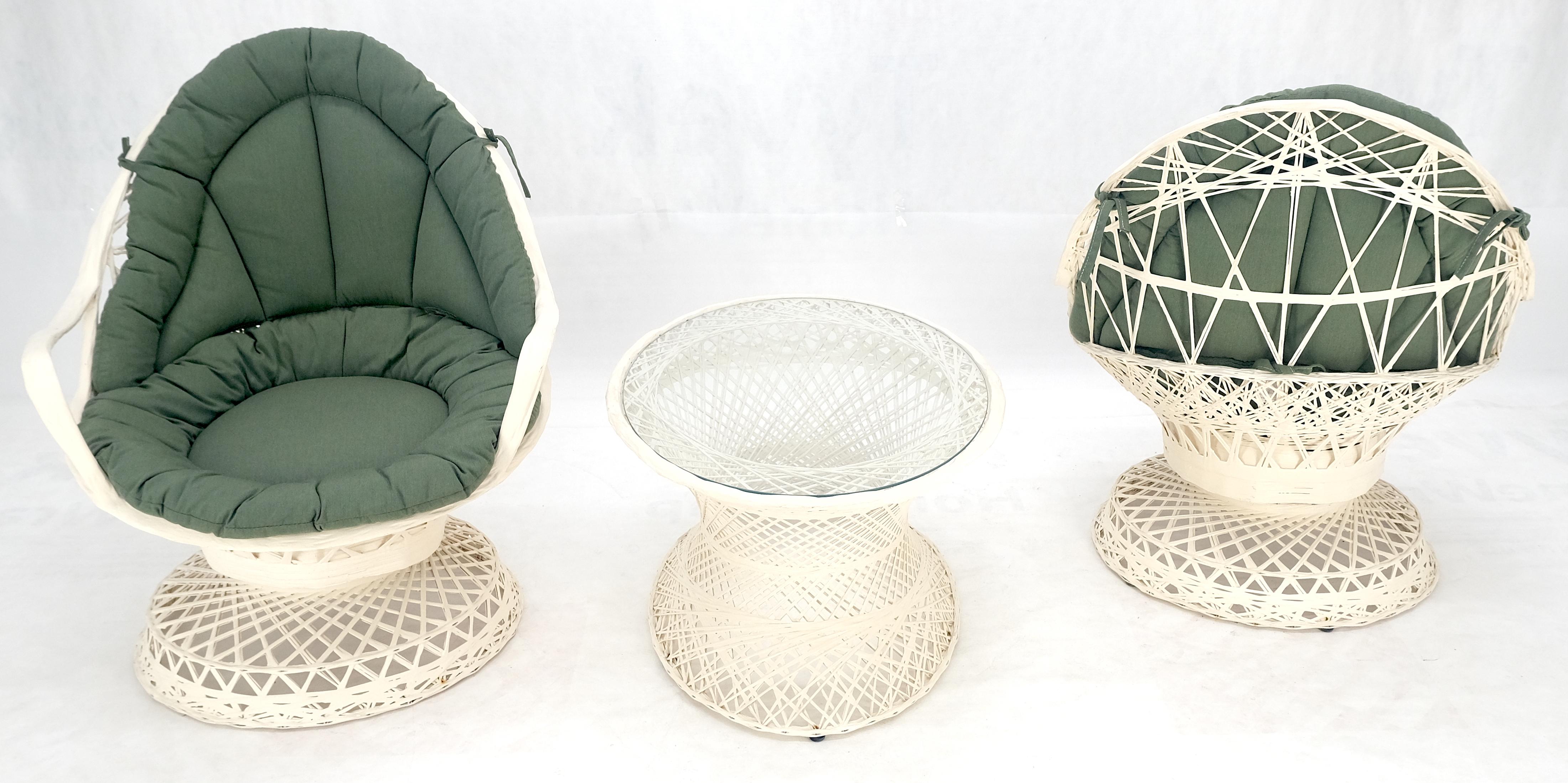 Set of 2 Egg Shape Fiberglass Spun Outdoor Lounge Chairs Woodard Coffee Table In Good Condition For Sale In Rockaway, NJ