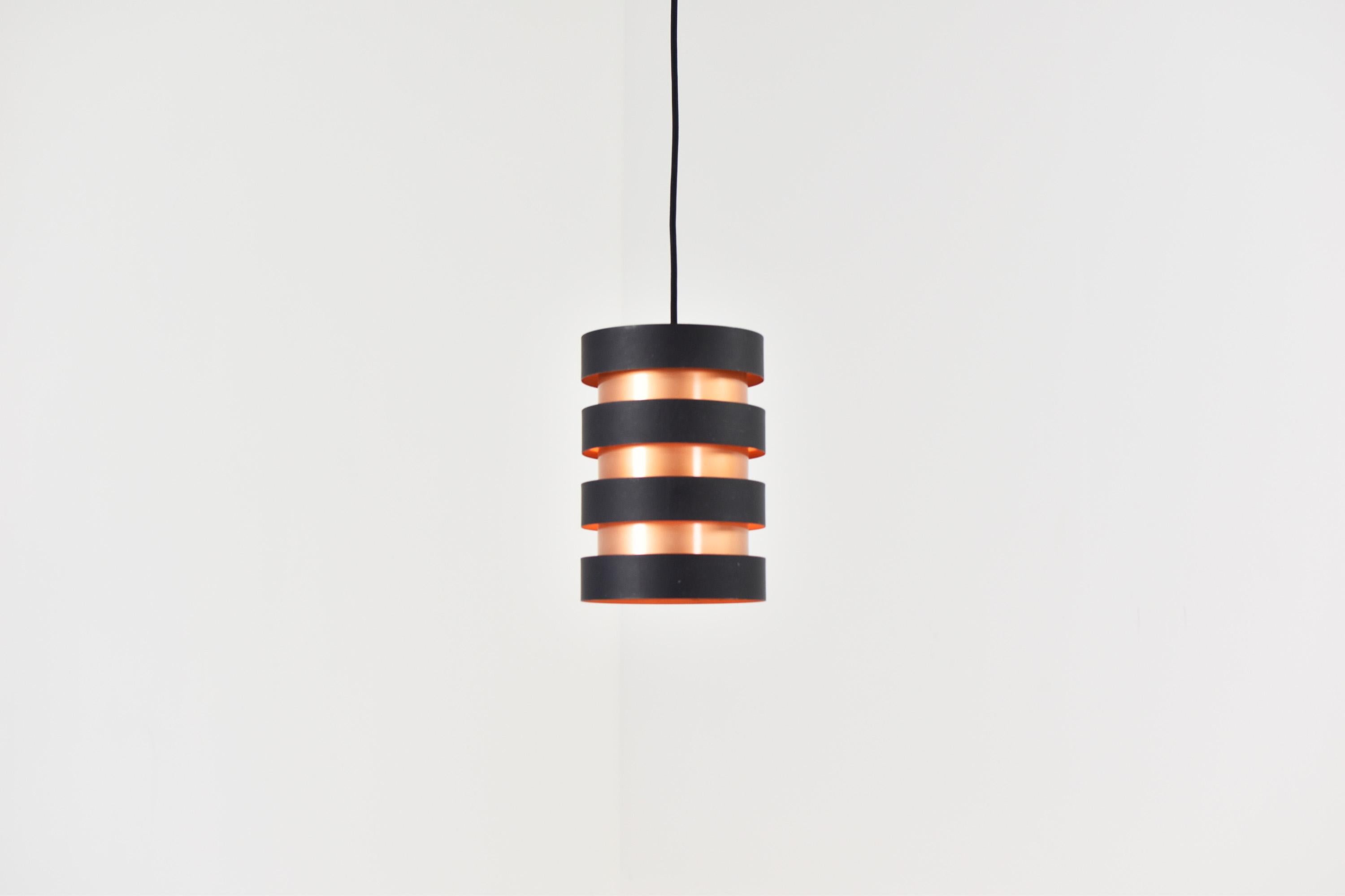 ‘Eifel’ pendant by Jo Hammerborg for Fog & Mørup, Denmark 1963. This cylinder shaped pendant features seven rings: Four copper lacquered inner rings and three outer rings lacquered black on the outside and orange on the inside. Newly re-wired. A set