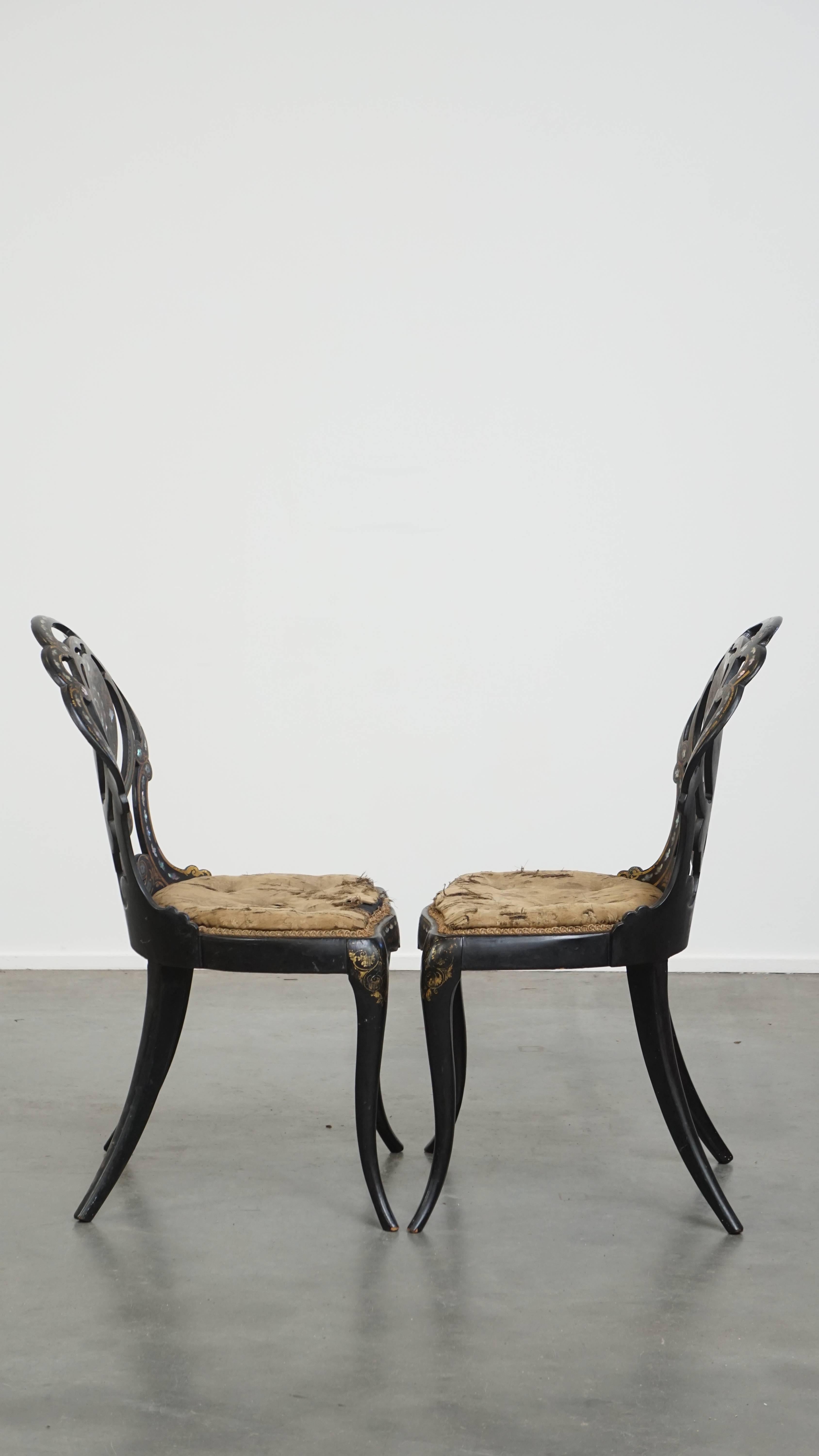 What a wonderfully charming set of chairs we have the pleasure of offering you!

These highly original English Victorian chairs feature a wooden frame and a papier-mâché backrest. They are beautifully decorated and inlaid with mother of pearl,