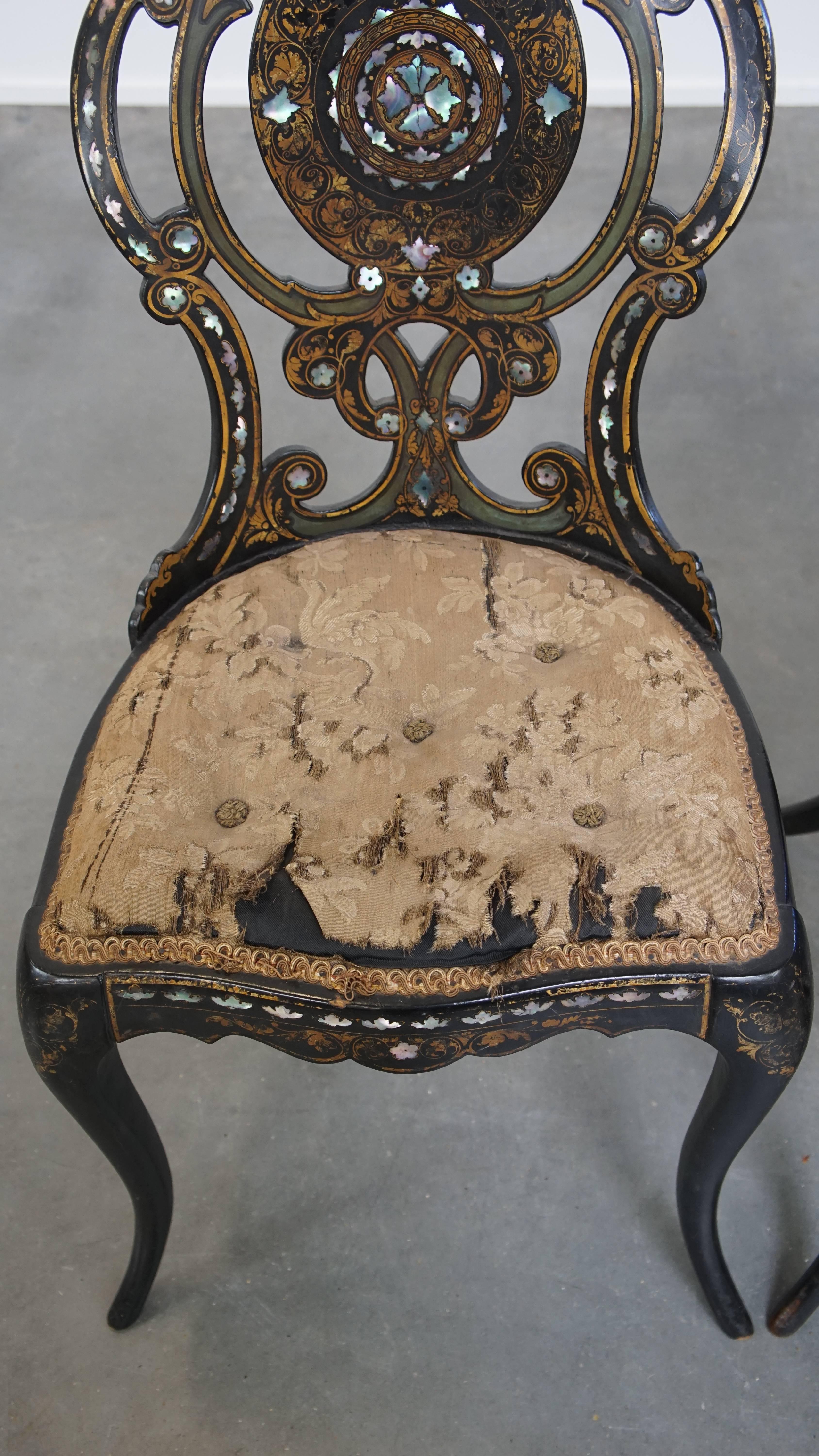 Set of 2 Elegant Antique 19th Century English Chinoiserie Mother of Pearl Chairs In Fair Condition For Sale In Harderwijk, NL
