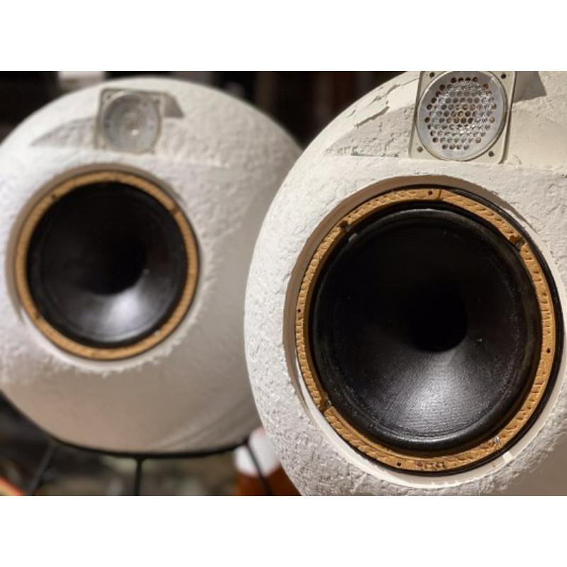 Set di 2 altoparlanti Elipson BS 404 in fibra di vetro scultorea, Francia, anni '60
 
 Design vintage
 Questa coppia di diffusori Elipson BS404 esemplifica il design innovativo e la tecnologia audio della Francia della metà del XX secolo. Progettati