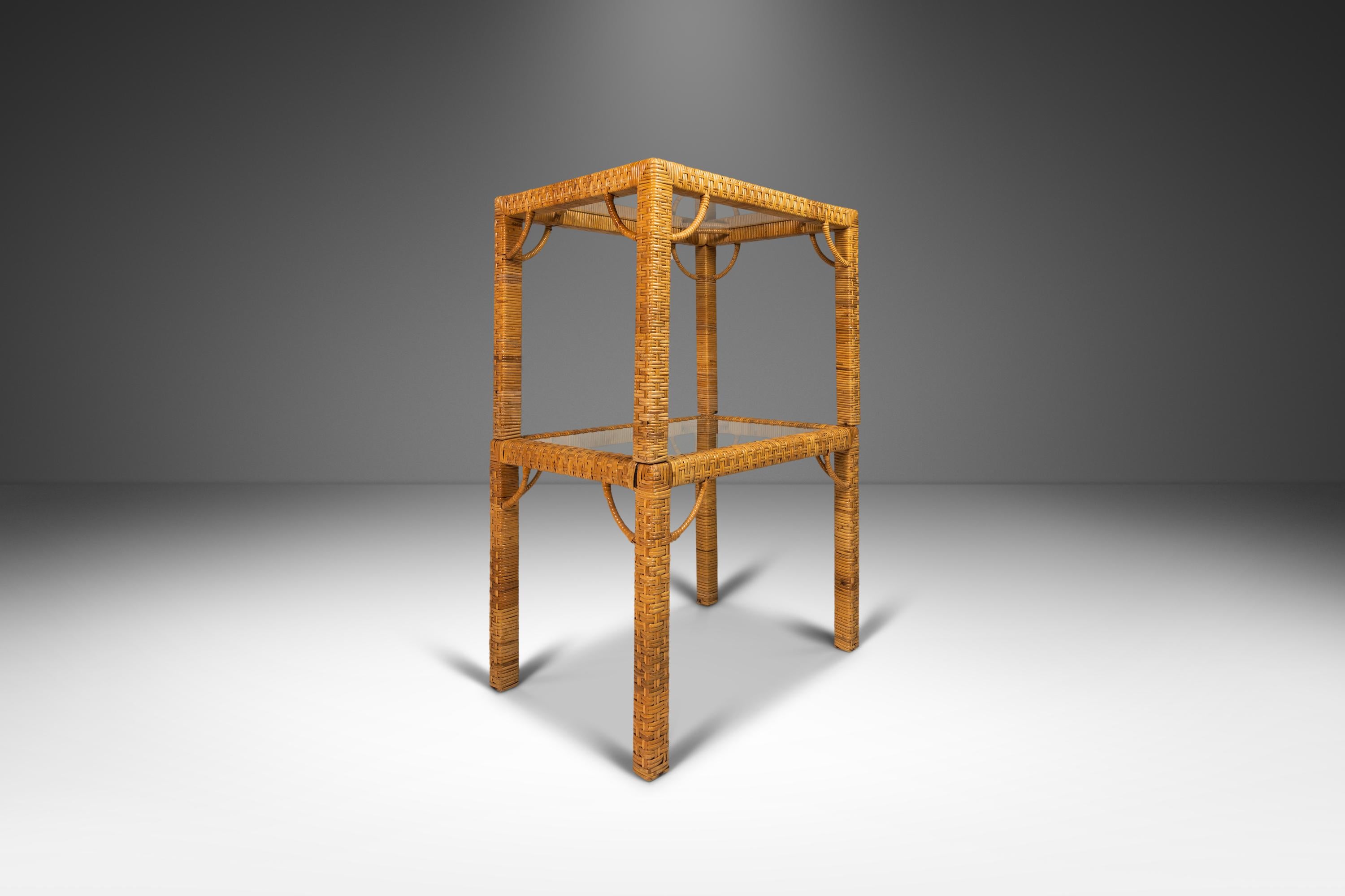 Bohème Ensemble de 2 tables d'appoint en osier avec plateau en verre attribuées à Bieckley Brothers Rattan en vente