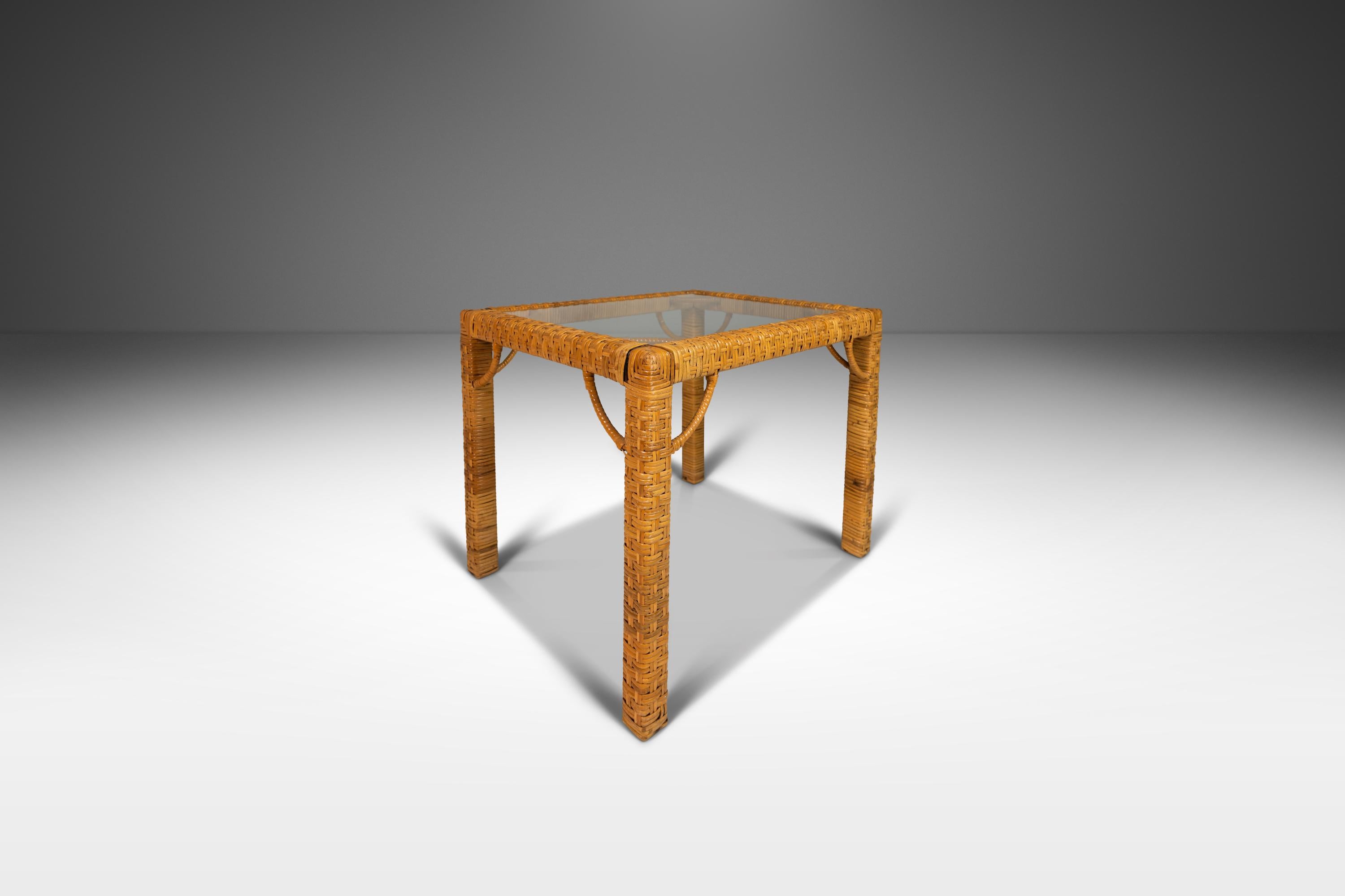 Ensemble de 2 tables d'appoint en osier avec plateau en verre attribuées à Bieckley Brothers Rattan Bon état - En vente à Deland, FL